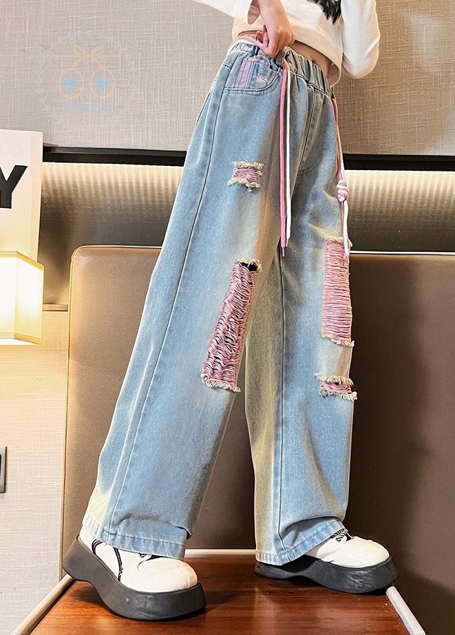 กางเกงยีนส์สีฟ้าอ่อน ตรงที่ขาดรุ่ยสีชมพู