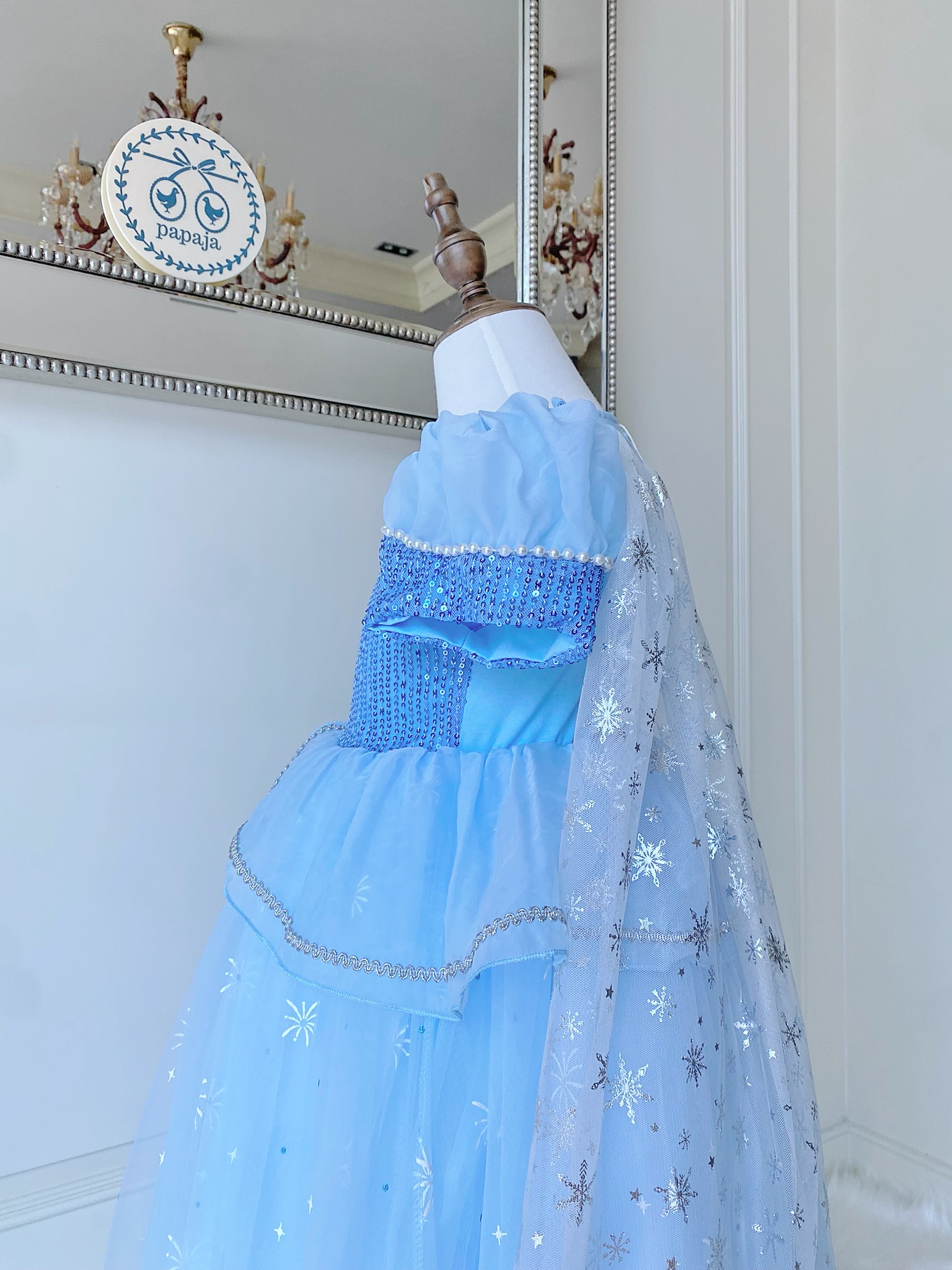 ชุดเจ้าหญิงเจ้าหญิงเอลซ่า รุ่นแขนตุ๊กตา ดีไซส์โบว์กลางอก ปักมุก พร้อมผ้าคลุมถอดออกได้