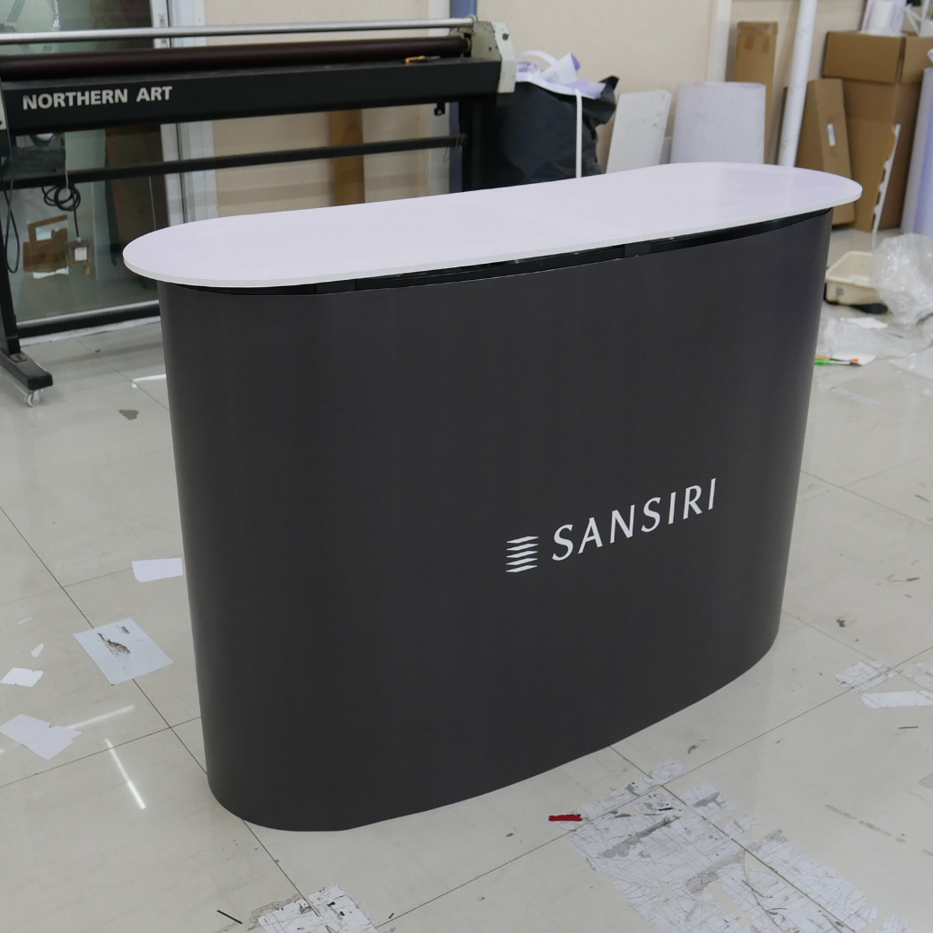 เคาน์เตอร์ออกบูธ รุ่นโค้ง TOPสีขาว มีชั้นวาง ขนาด (W)131 x (D)39 x (H) 87 cm.โครงอะลูมิเนียม พับเก็บได้ เคลื่อนย้ายสะดวก