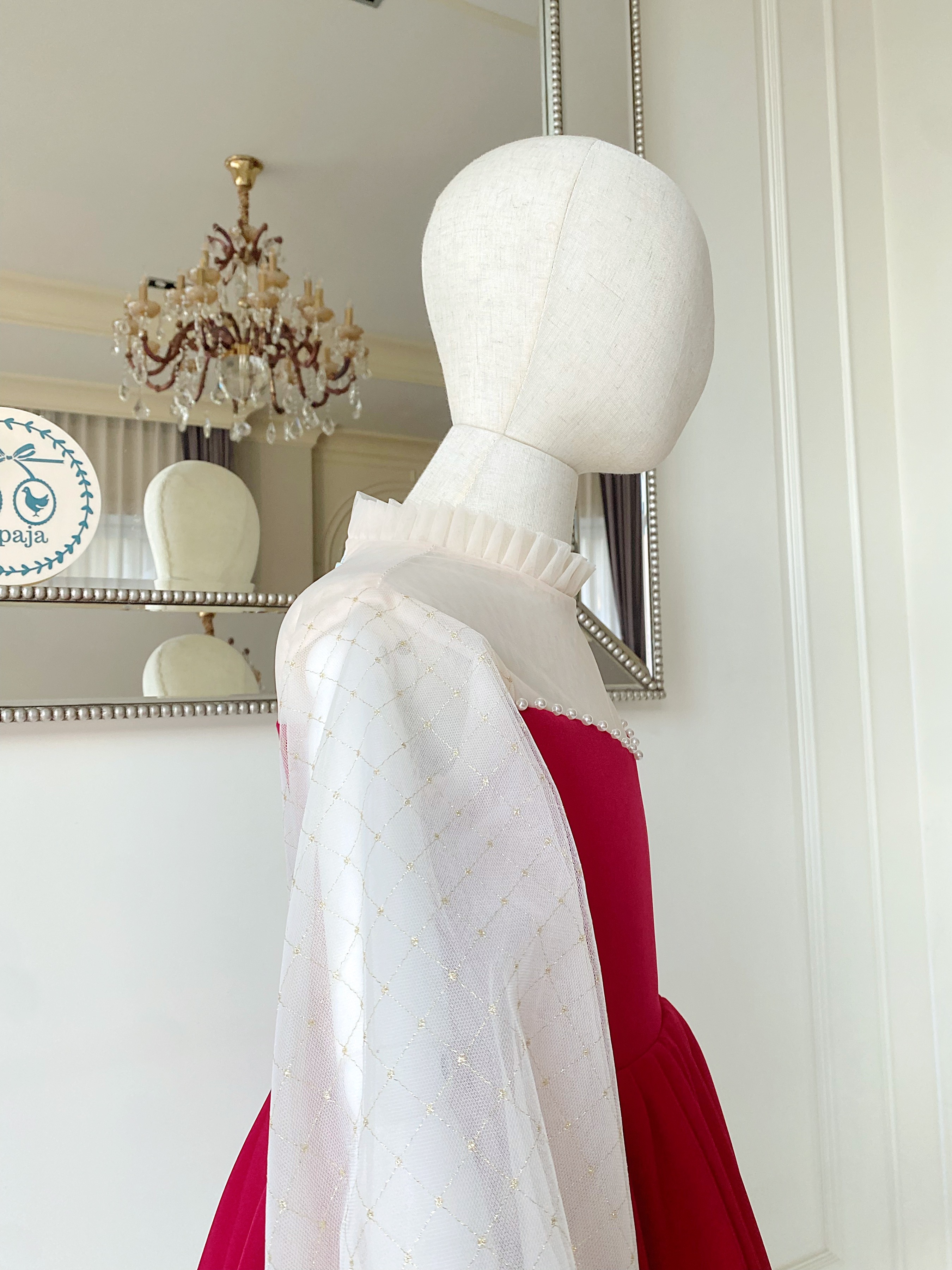 เดรสราตรีสั้นแขนยาวสีแดง ช่วงไหล่ซีทรูตัดกับสีขาวครีม