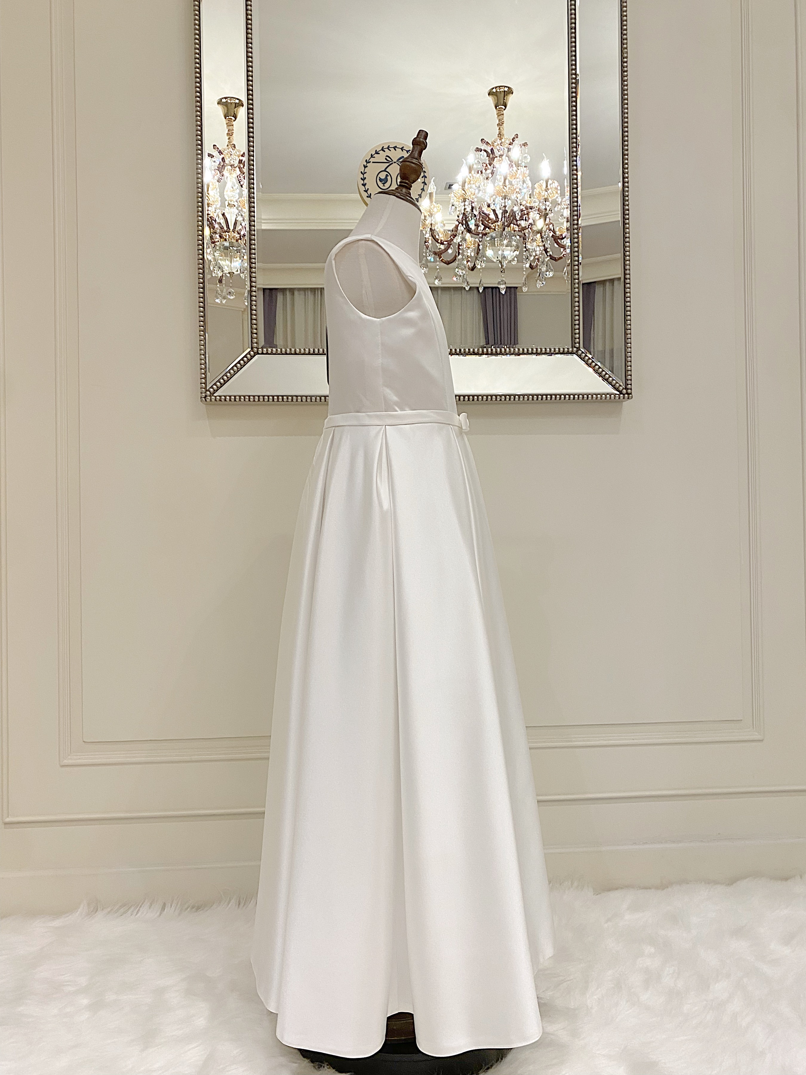 เดรสราตรียาวสีขาวออฟไวท์ แขนกุด ทรงเรียบหรูมินิมอล (งานไฮพรีเมี่ยม) ดีเทลประดับโบว์เล็กๆ ช่วงเอว