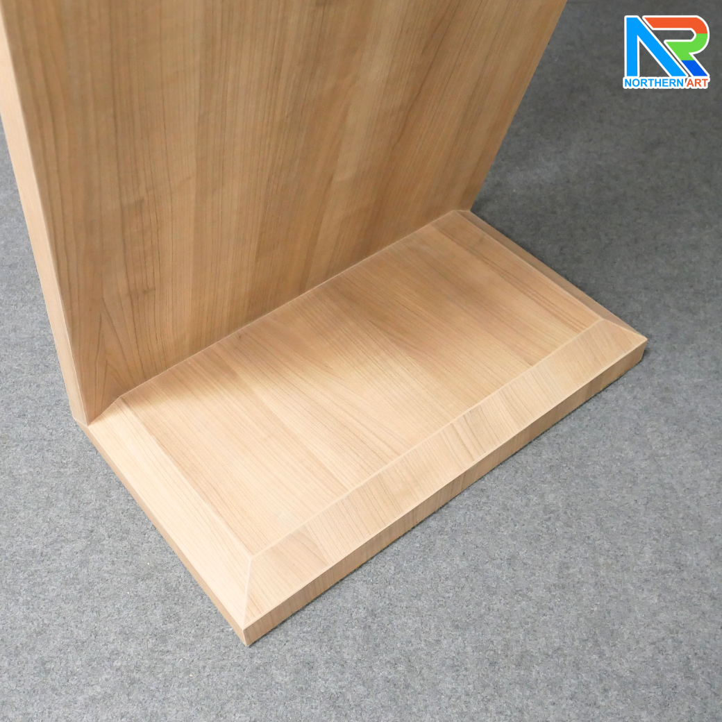 โพเดียมไม้ สีวอลนัทอ่อน ทรง Z ขนาด (W)60 x (L)40 x (H)110 ซม. แข็งแรง ทรงสวย เหมาะสำหรับการนำเสนอทุกโอกาส