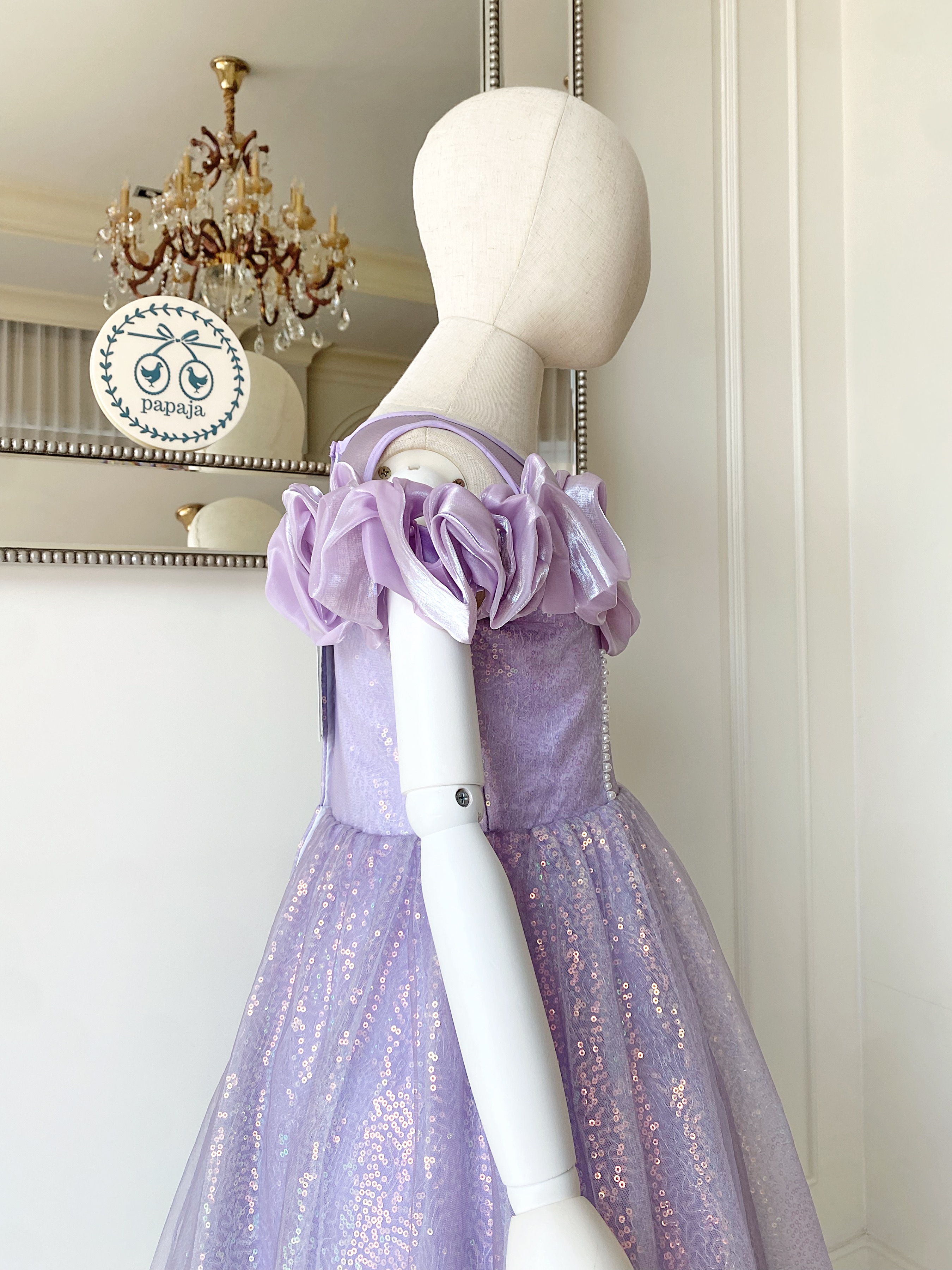 เดรสราตรียาวสี่ส่วน สีม่วงพาสเทล แขนกุด ดีเทลจับเดรปรอบไหล่ ผ้าปักเลื่อมวิ้งๆ สวยมากๆ