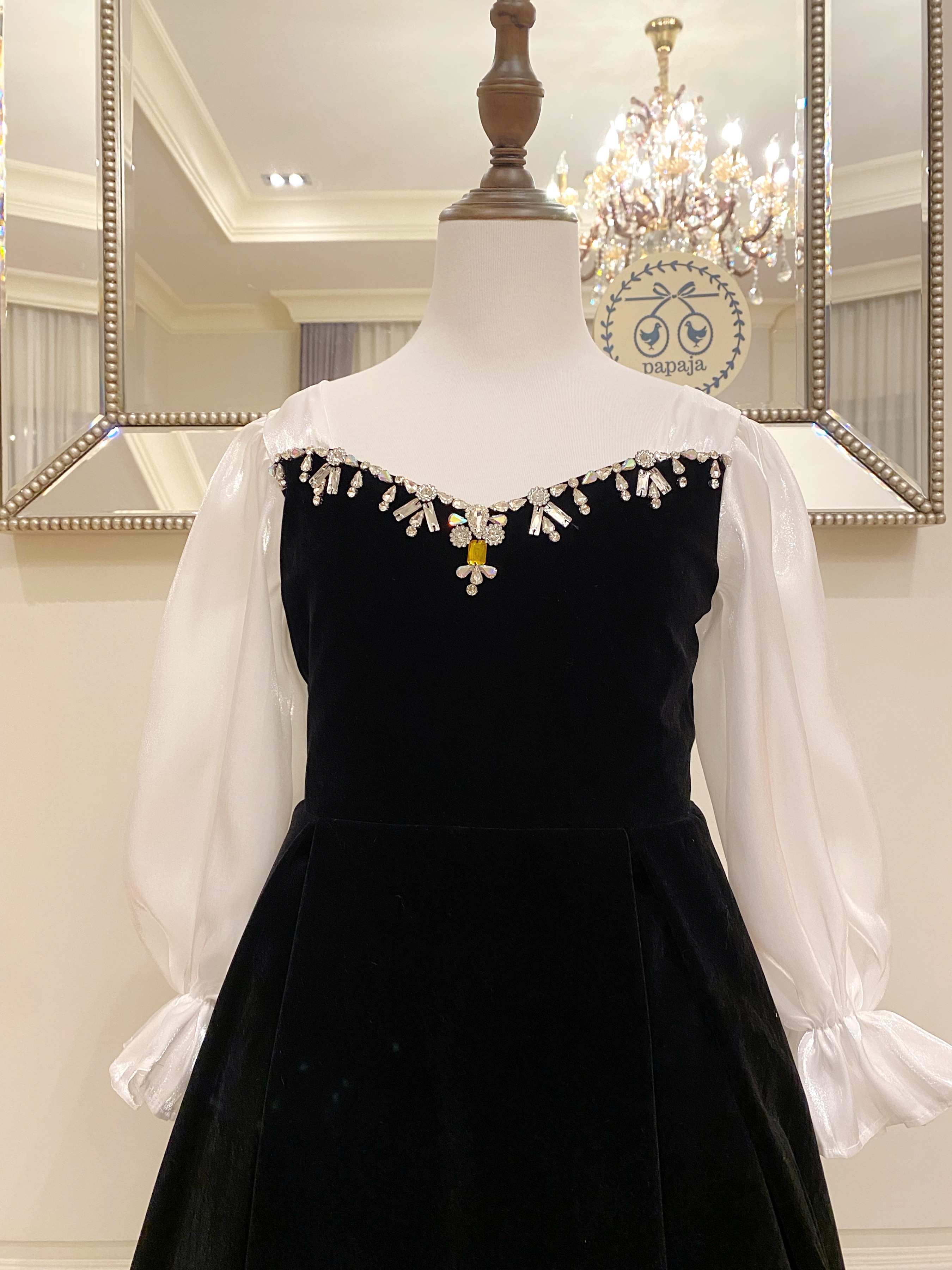 เดรสออกงานราตรียาวแขนยาว สีดำตัดขาวช่วงบน ปักเพชรหนามเตยกลางอก