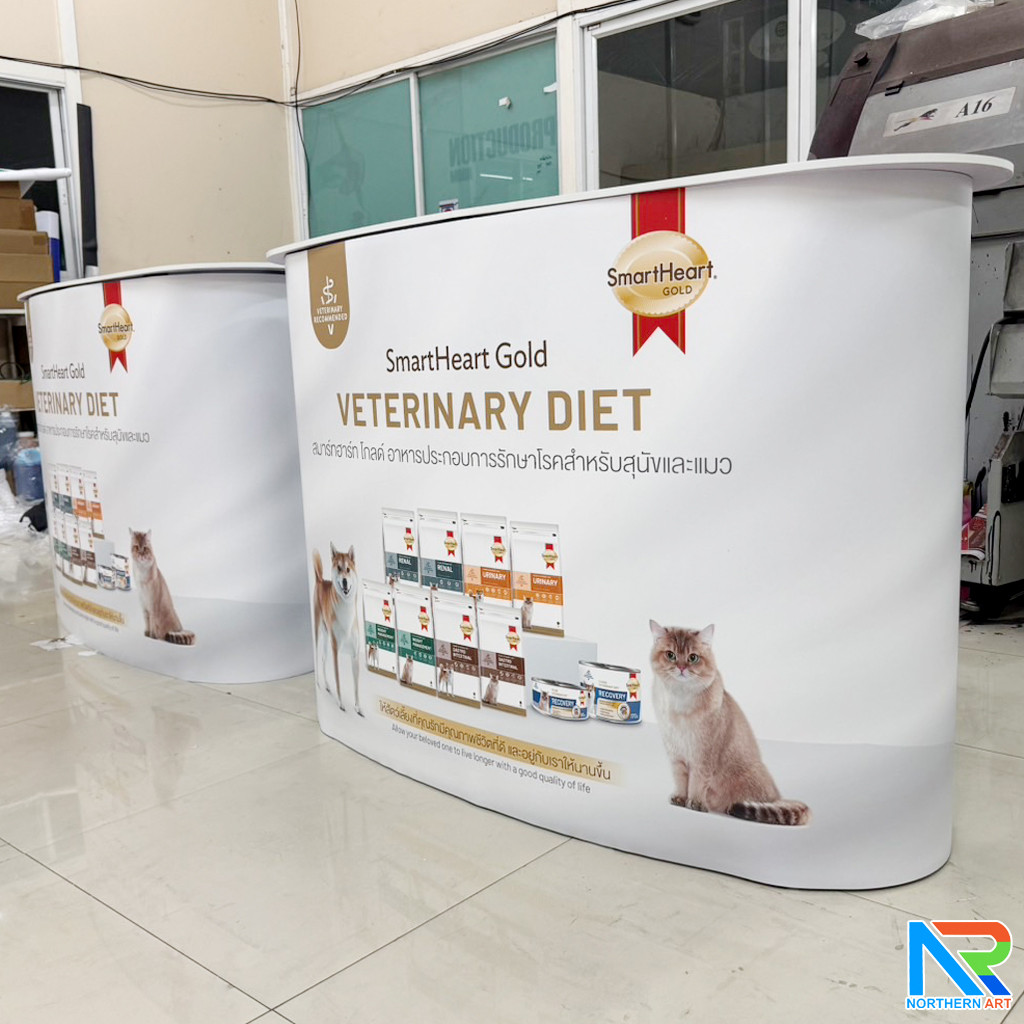 เคาน์เตอร์ออกบูธ รุ่นโค้ง TOPสีขาว มีชั้นวาง ขนาด (W)131 x (D)39 x (H) 87 cm.โครงอะลูมิเนียม พับเก็บได้ เคลื่อนย้ายสะดวก