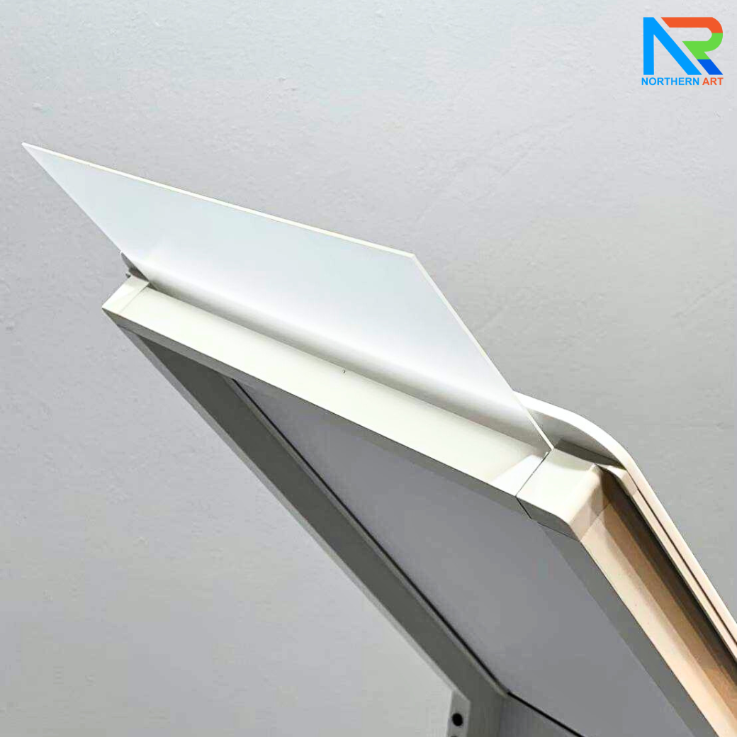 โปสเตอร์สแตนด์ตั้งพื้น รุ่นโชว์รูมรถ ขนาด A4 สีขาว สอดงานพิมพ์ด้านบน เปลี่ยนงานพิมพ์ง่าย ฐานมั่นคงแข็งแรง