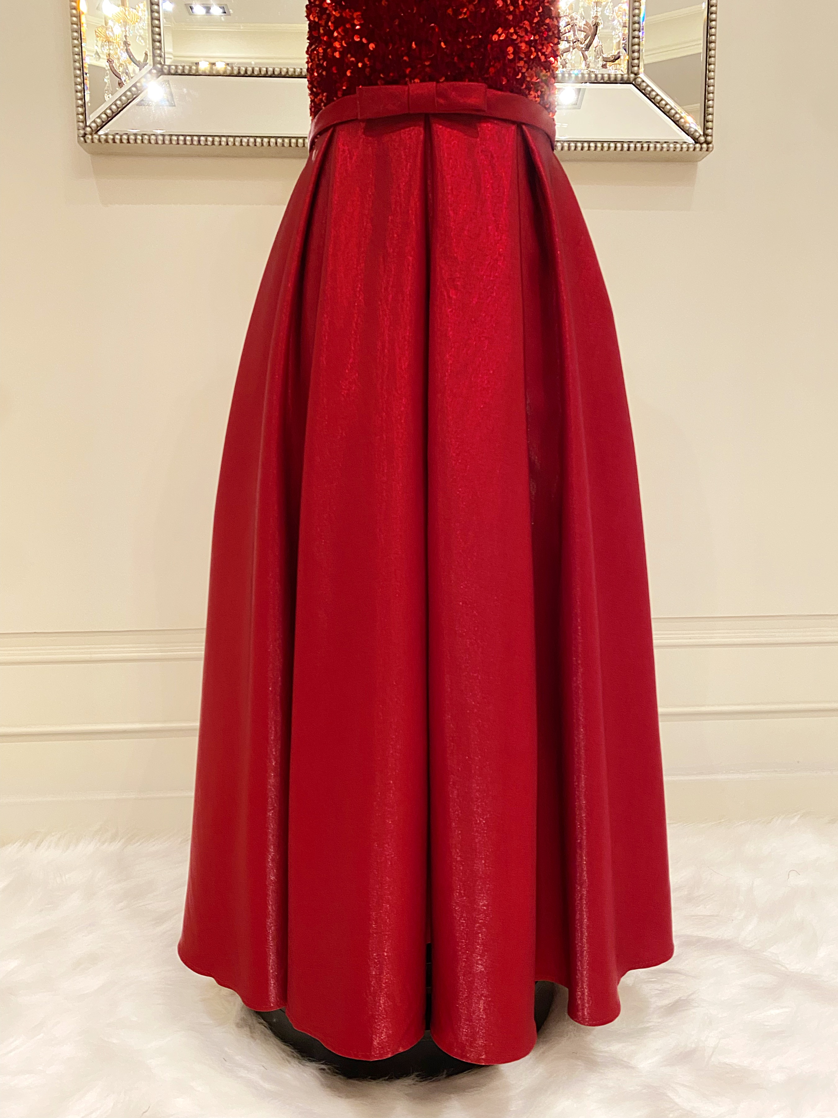 เดรสราตรียาวสีแดงแขนกุด (งานไฮพรีเมี่ยม) ดีเทลปักเลื่อมด้านบน ช่วงกระโปรงผ้าดัสเชสเนื้อเงา ผ้าสวยมาก