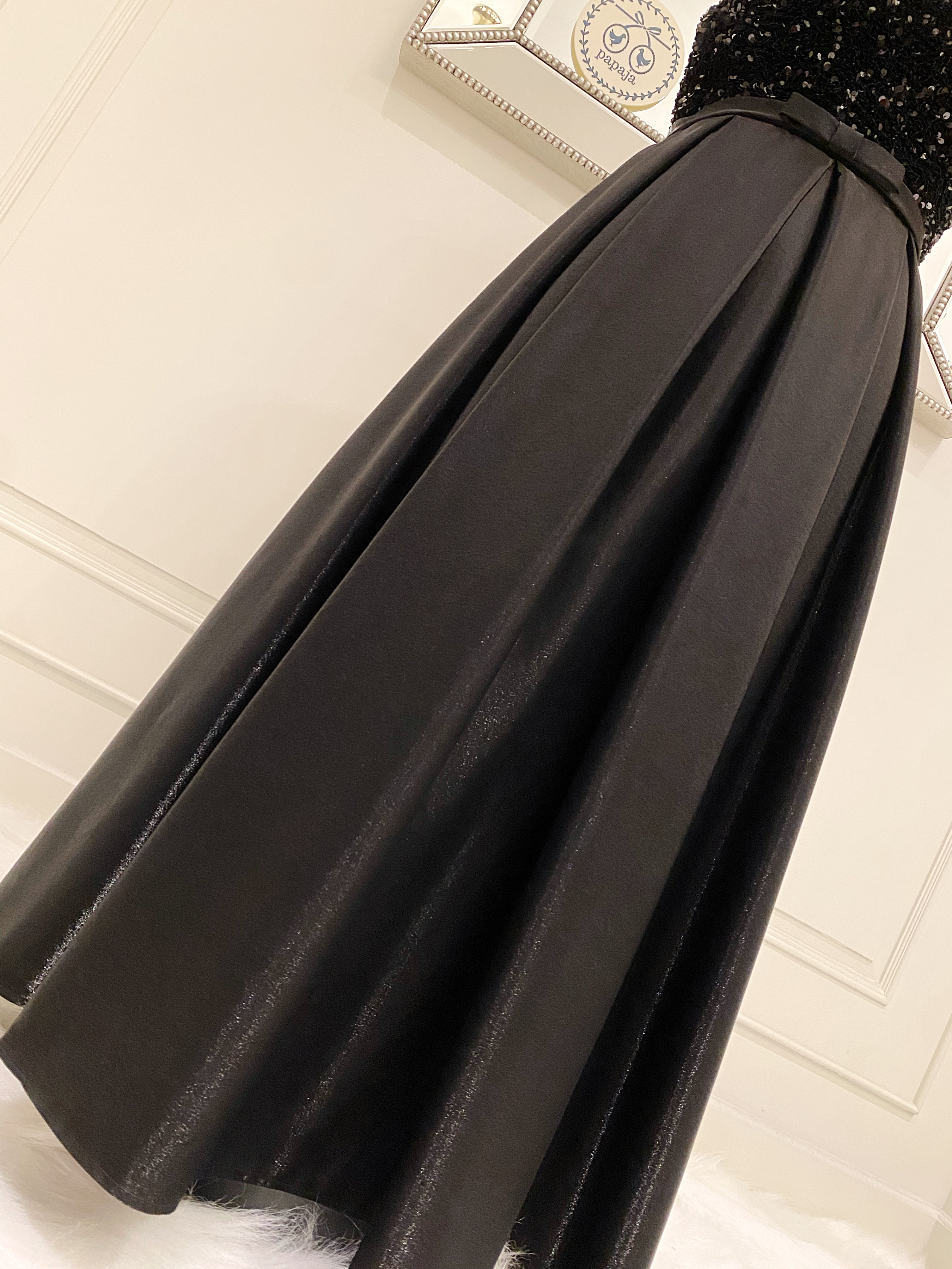 เดรสราตรียาวสีดำแขนกุด (งานไฮพรีเมี่ยม) ดีเทลปักเลื่อมด้านบน ช่วงกระโปรงผ้าดัสเชสเนื้อเงา ผ้าสวยมาก