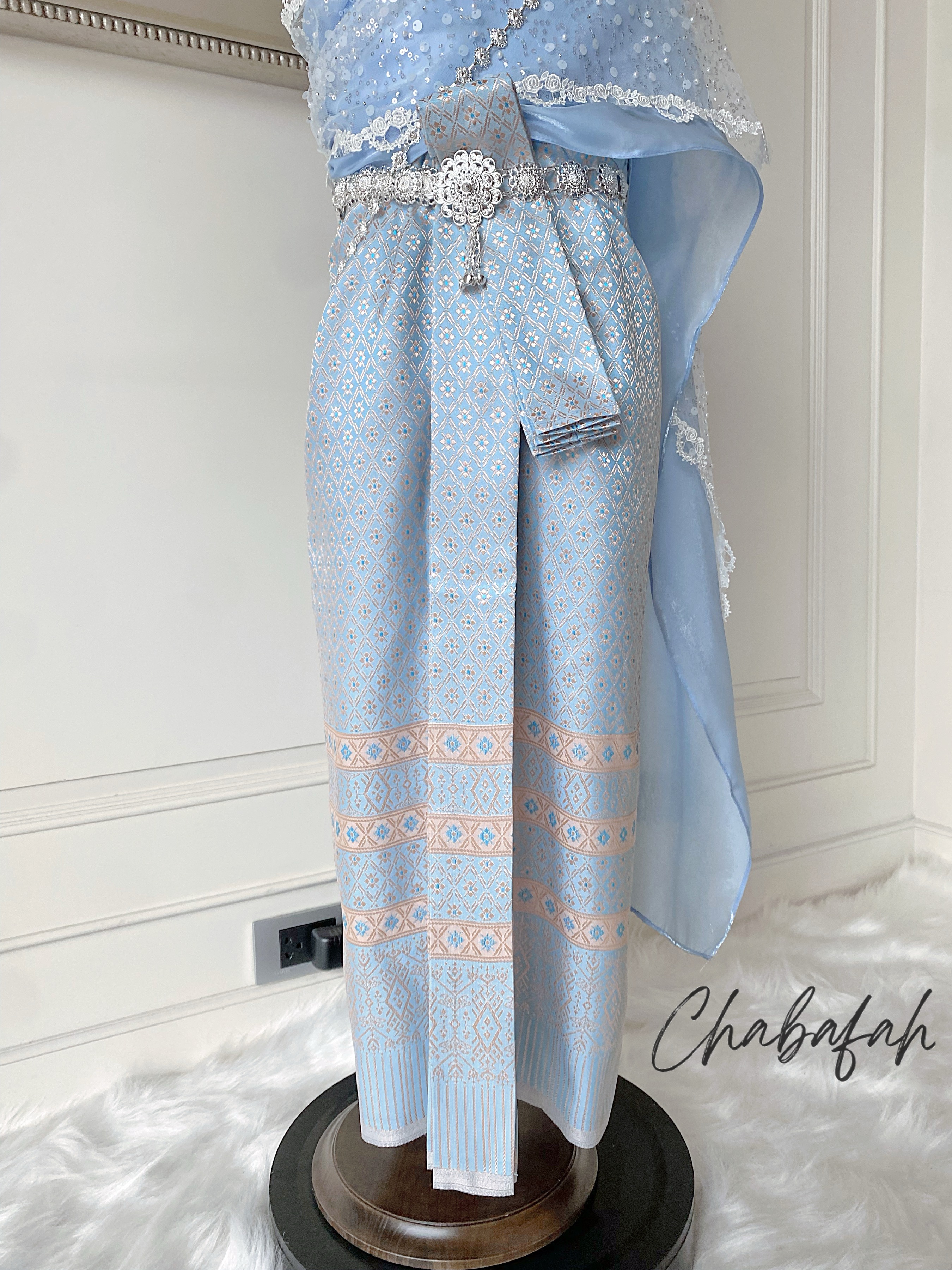 เดรสชุดไทยสไบเฉียง สีฟ้าพาสเทล แบรนด์ Chabafah พร้อมเครื่องประดับ 3 ชิ้น