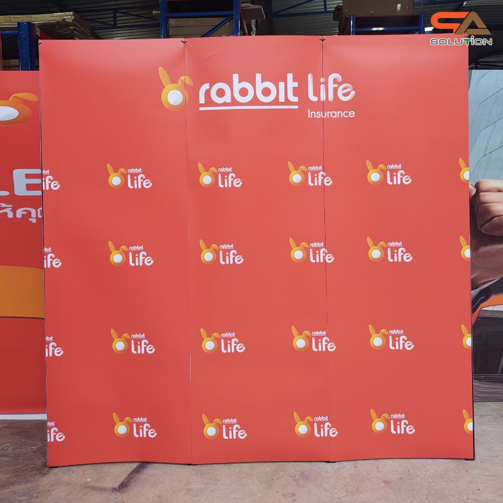 BACK DROP ฉากแบคดรอป รุ่นเหลี่ยม แบบตรง โครงอะลูมิเนียมพร้อมงานพิมพ์ + โคมไฟ 2 ชุด และกระเป๋าล้อลาก 1 ใบ