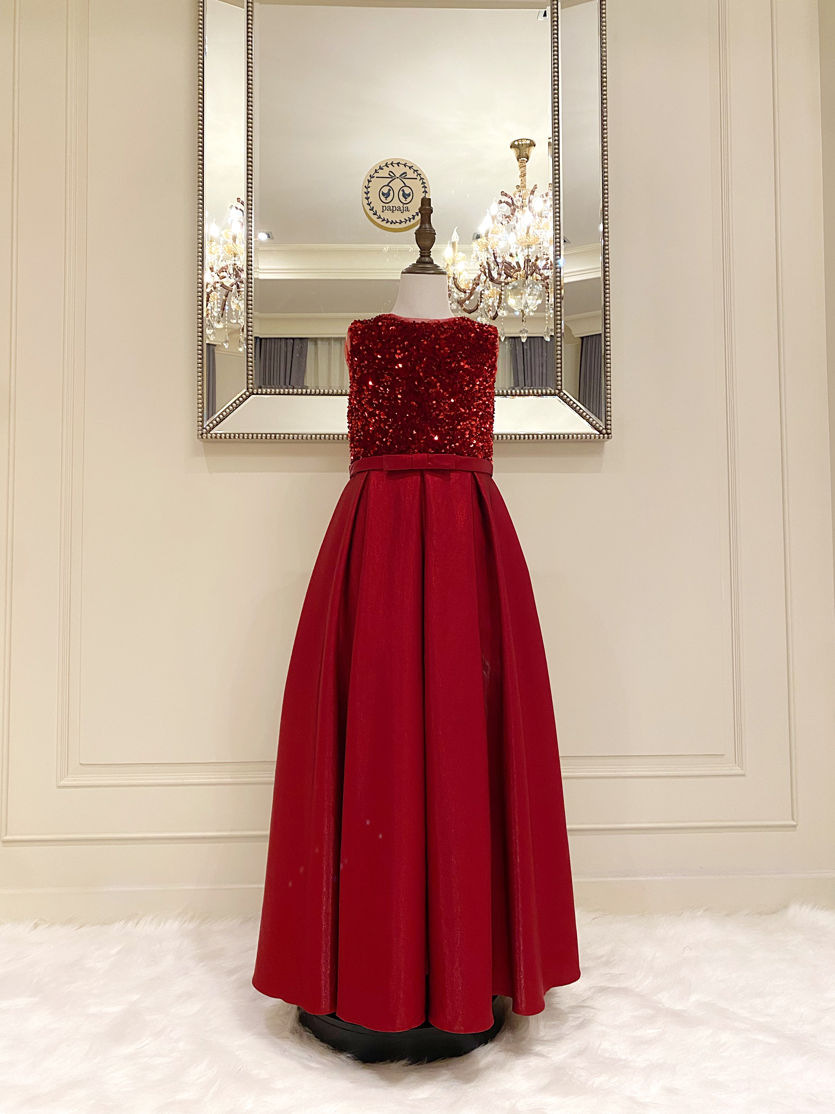 เดรสราตรียาวสีแดงแขนกุด (งานไฮพรีเมี่ยม) ดีเทลปักเลื่อมด้านบน ช่วงกระโปรงผ้าดัสเชสเนื้อเงา ผ้าสวยมาก