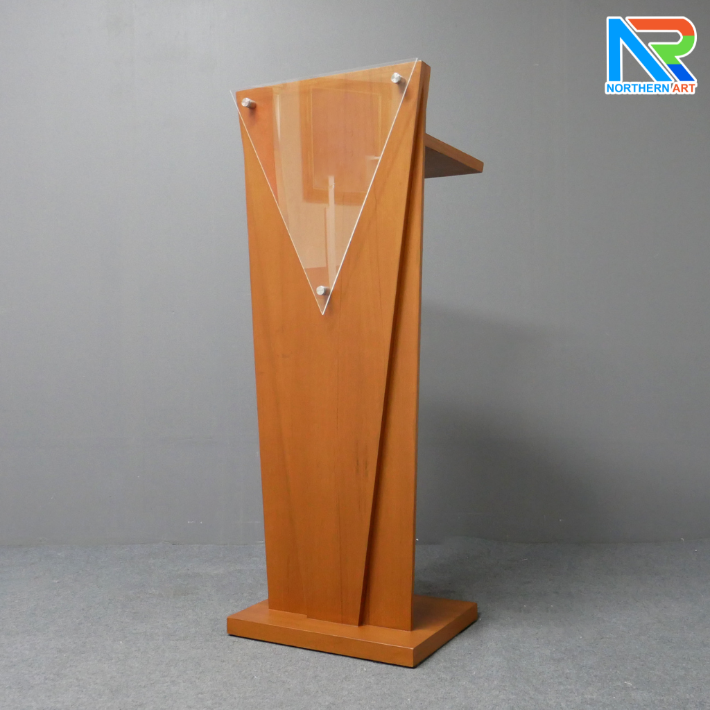 โพเดียมลายไม้สีสัก ทรงสามเหลี่ยม ขนาด (W) 45 x (L) 35 x (H) 120 cm. ด้านหน้าอะคริลิคใส ติดหมุด สำหรับติดโลโก้