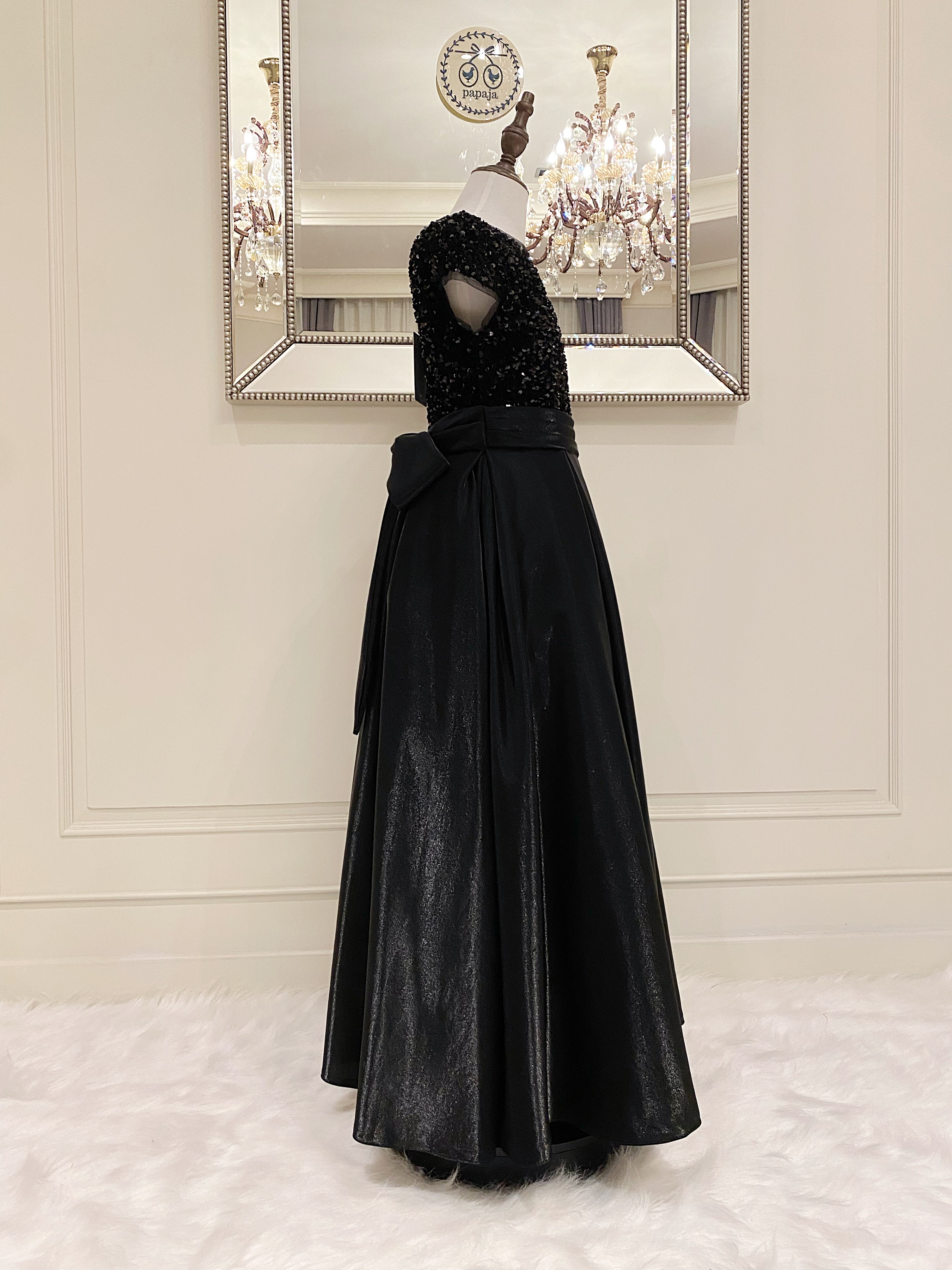 เดรสราตรียาวสีดำแขนล้ำ (งานไฮพรีเมี่ยม) ดีเทลปักเลื่อมด้านบน ช่วงกระโปรงผ้าดัสเชสเนื้อเงา ผ้าสวยมาก