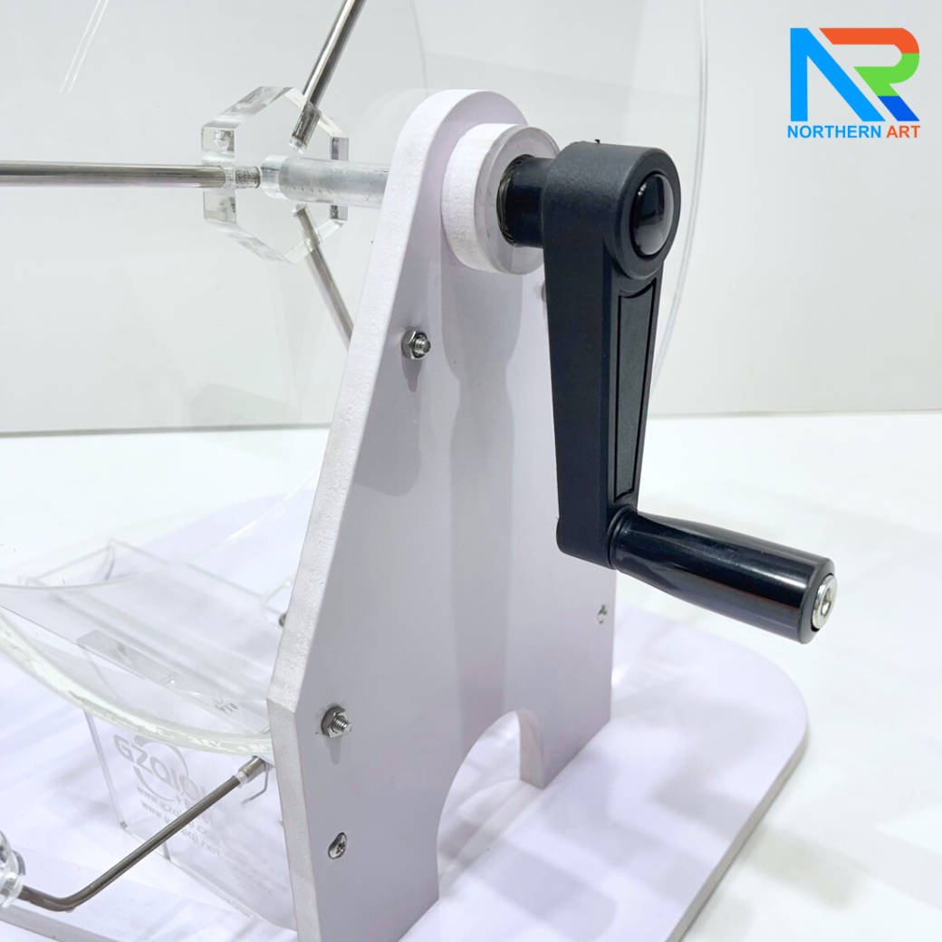 เกมส์จับฉลากมือหมุน ตั้งโต๊ะ ขนาด (W)31.5 X (L)35 X (H)38 cm. หมุนได้ 360 องศา พร้อมลูกบอลตัวเลข 1-60 จำนวน 60 ลูก