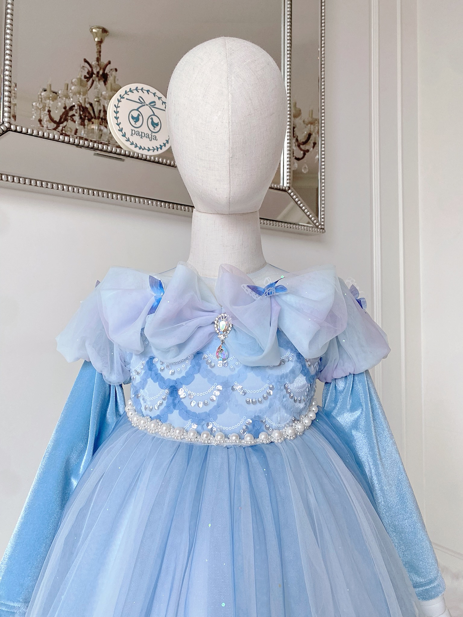 ชุดเจ้าหญิงซินเดอเรลล่า ประดับโบว์กลางอก ปักไข่มุกและเพชร
