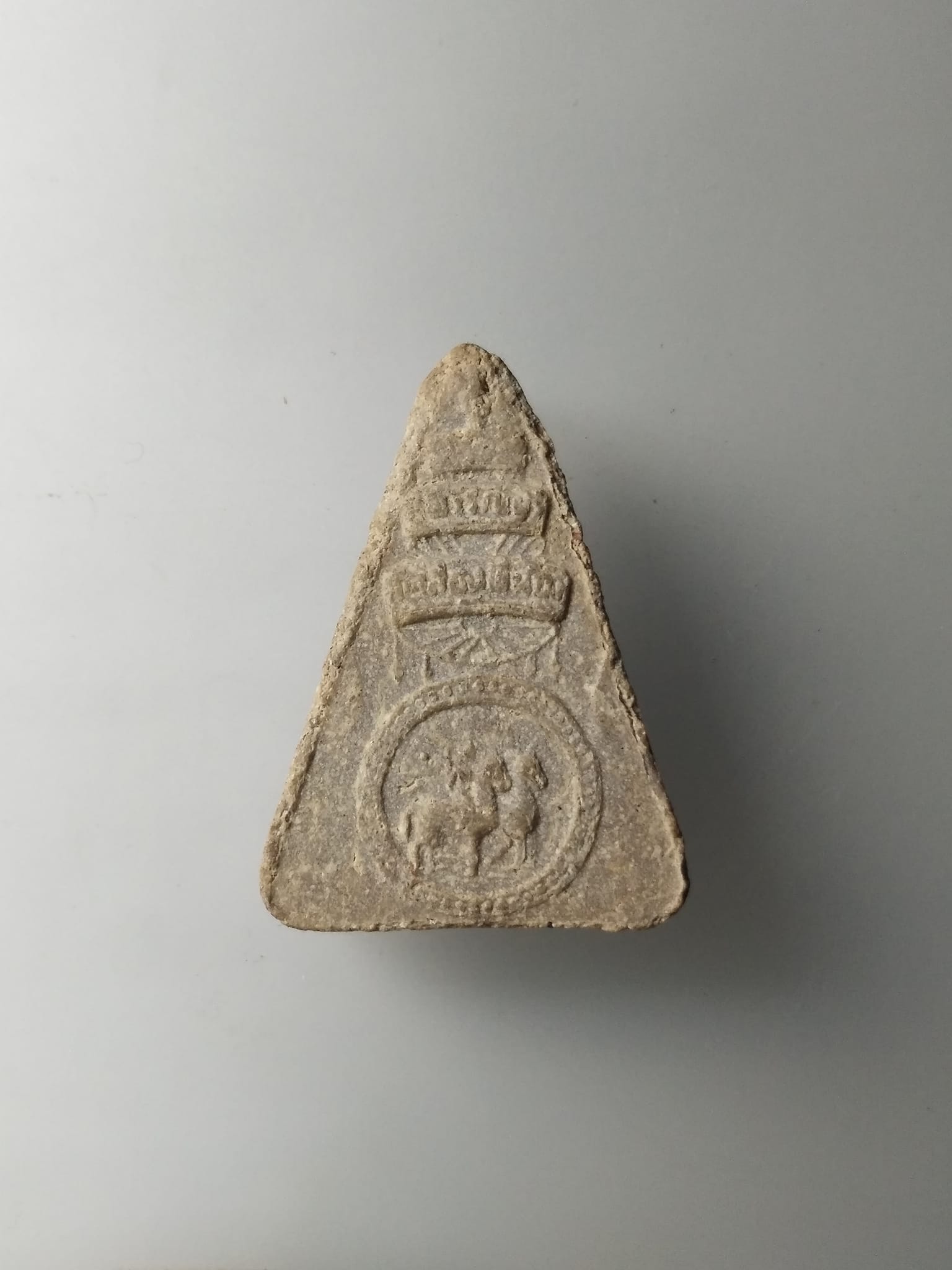 G599 พระผงสุพรรณ เนื้อผงน้ำมัน วัดสองพี่น้อง จังหวัดสุพรรณบุรี พระผงทวีโชค