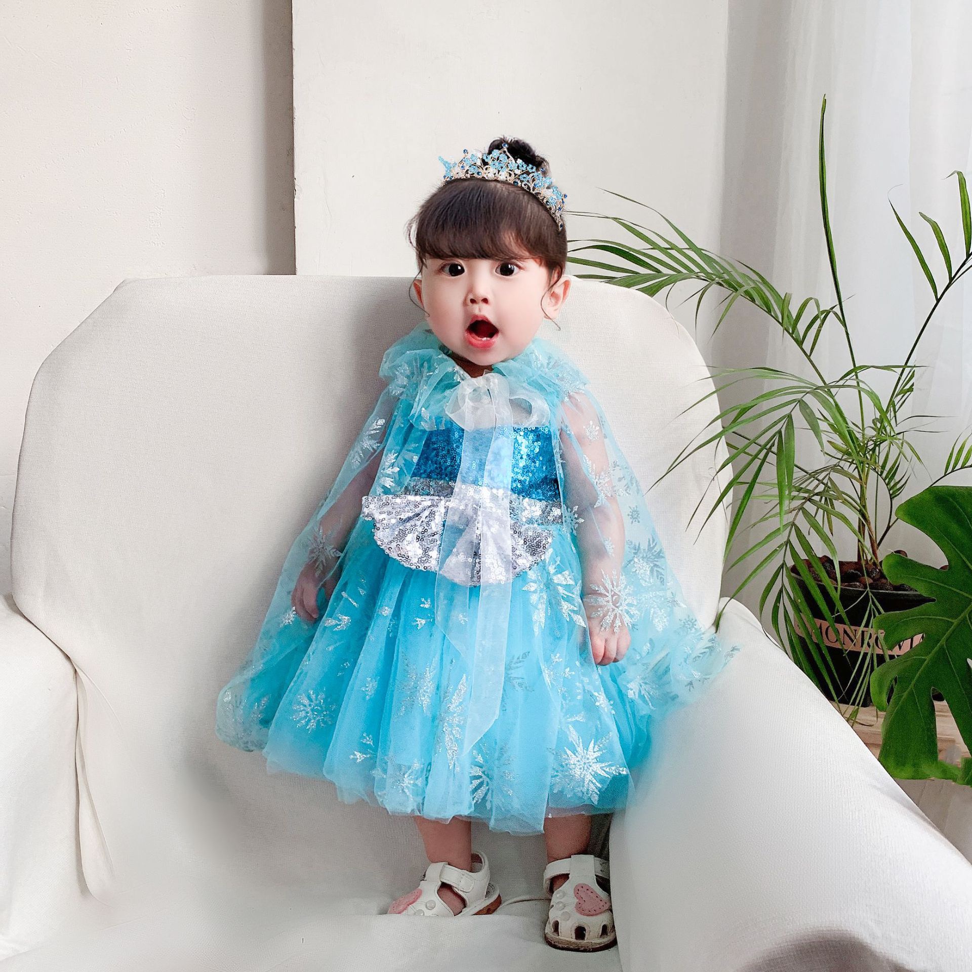 ชุดเจ้าหญิงเอลซ่า รุ่นเด็กเล็ก แขนกุดปักเลื่อมพร้อมผ้าคลุมสกรีนลาย Snow Flake