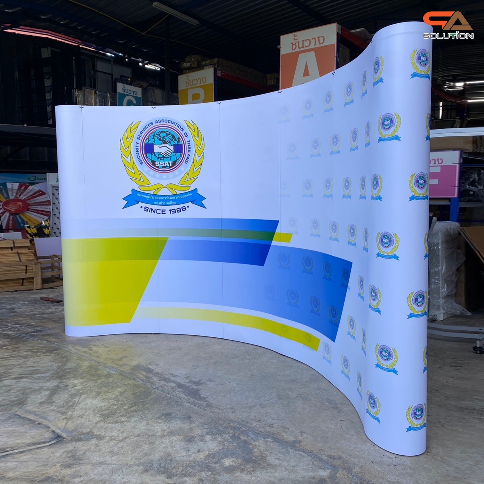 BACK DROP ฉากแบคดรอป รุ่นมน แบบโค้ง โครงอะลูมิเนียม ถอดประกอบได้ พร้อมงานพิมพ์+โคมไฟ พร้อมกระเป๋าล้อลาก 1 ใบ