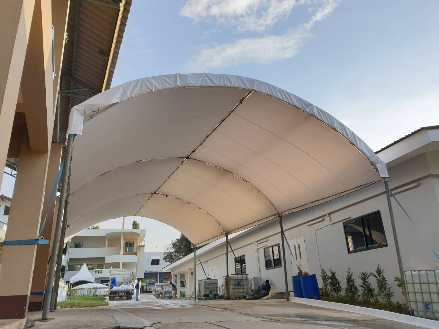 เต็นท์โดม ขนาดกว้าง 8 เมตร ความยาวไม่จำกัด ทรงโค้งสีขาวเหมาะสำหรับงานจัดงานทุกประเภท