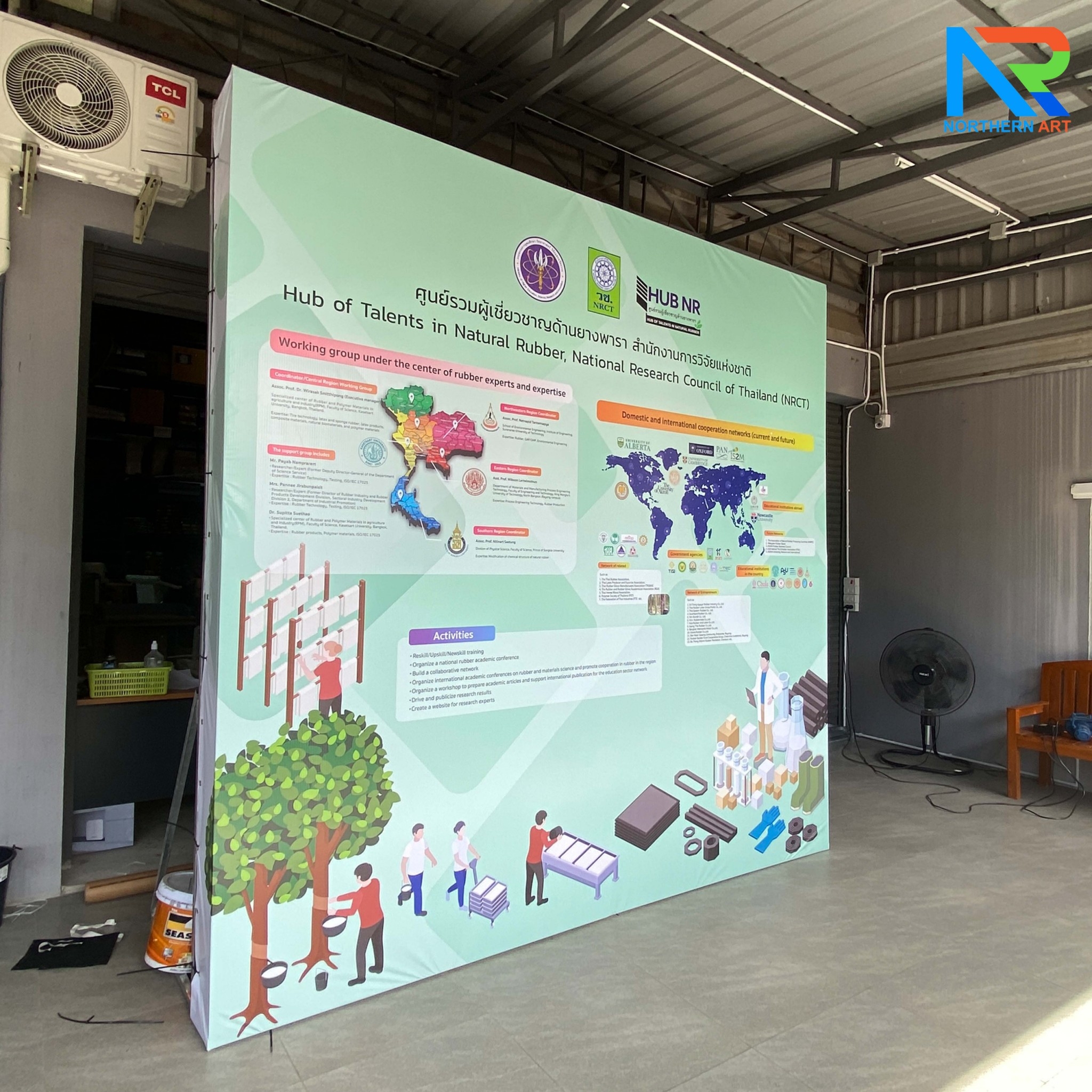 เช่าแบคดรอบไวนิล ขนาด (W)200-300 x (H)200-300 cm. โครงเหล็กพร้อมขาค้ำยัน เหมาะกับงานภายนอกอาคาร