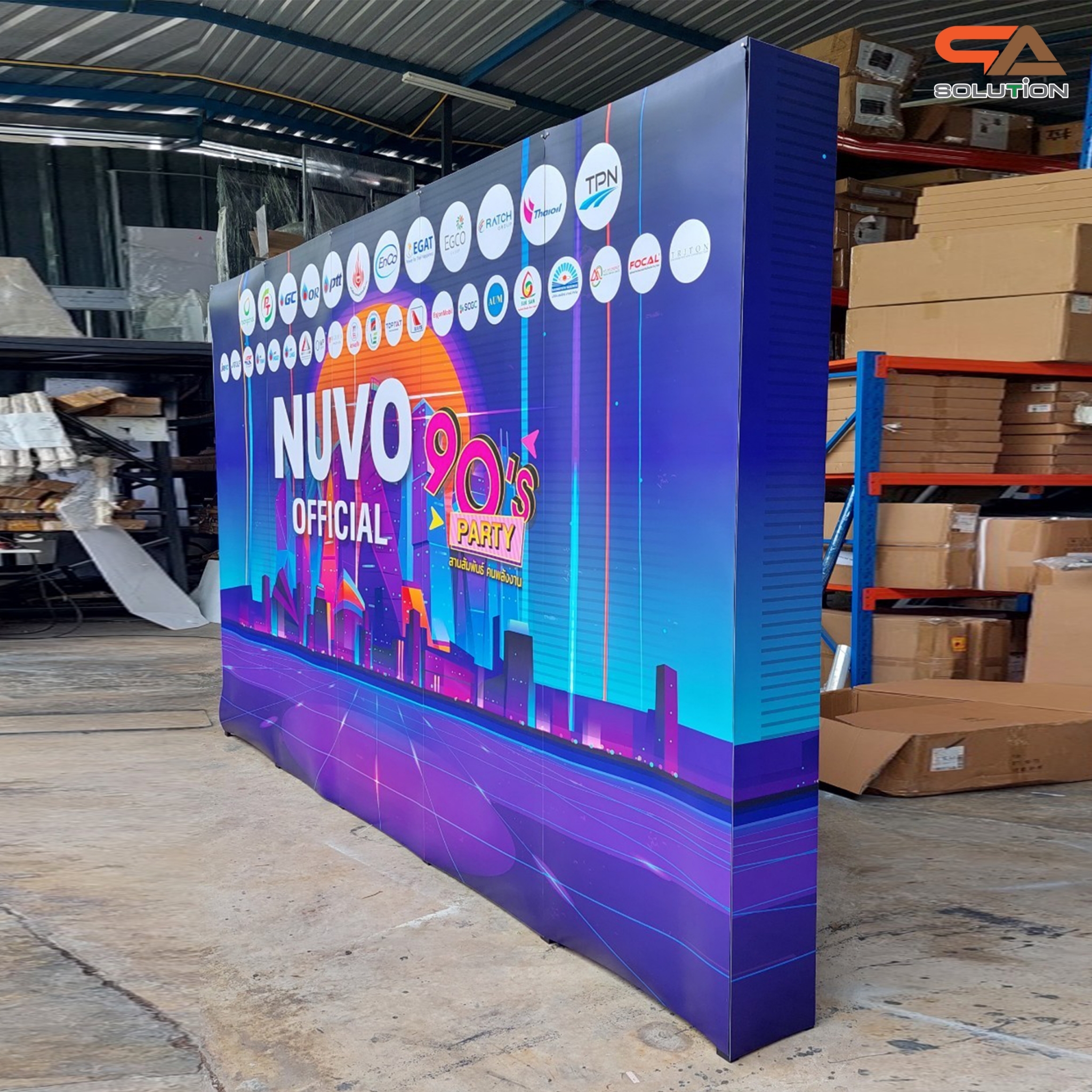 BACK DROP ฉากแบคดรอป รุ่นเหลี่ยม แบบตรง โครงอะลูมิเนียมพร้อมงานพิมพ์ + โคมไฟ 2 ชุด และกระเป๋าล้อลาก 1 ใบ