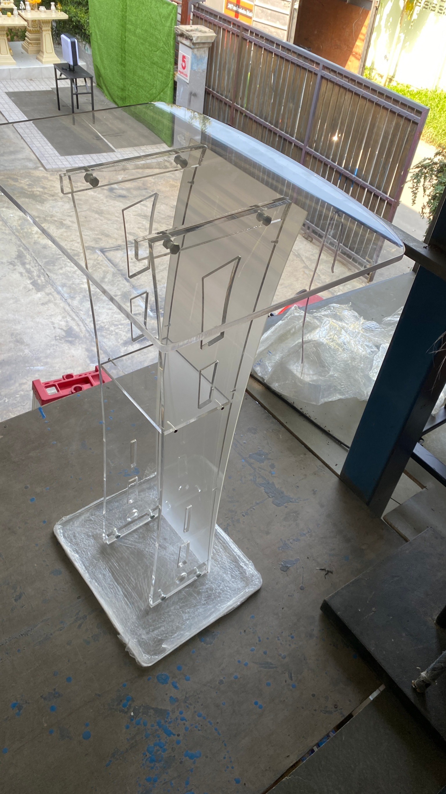 โพเดียมอะคริลิคใส รุ่น AC-11 ด้านหน้าอะคริลิคฝ้า TOP ตรง ขนาด (W)47 x (L)37 x (H)100 cm.