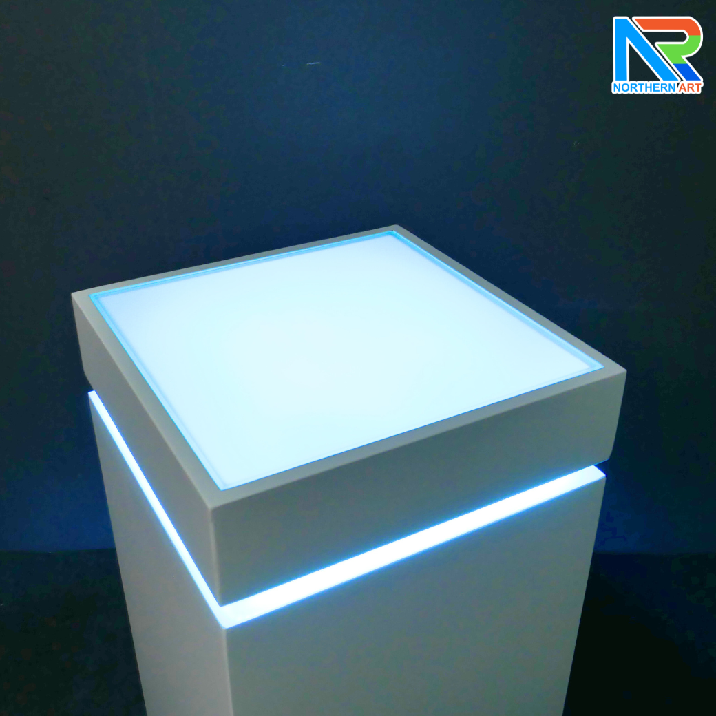 แท่นโชว์สินค้า สีขาว พร้อมไฟLED สีฟ้า ขนาด (W)40 x (L)40 x (H)100 cm. TOP กระจก