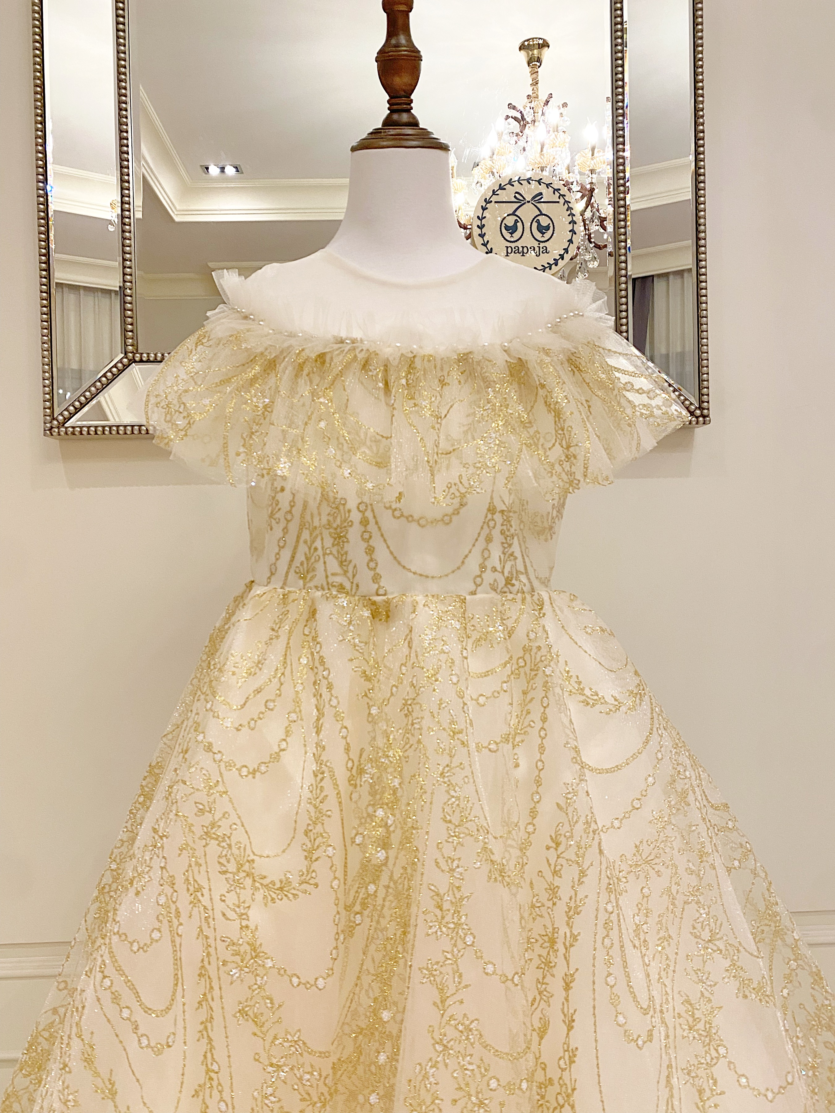 เดรสออกงานราตรียาวแขนเกาะไหล่ปักเลื่อมสีทองอร่าม ชายกระโปรงหางยาวอลังการมาก