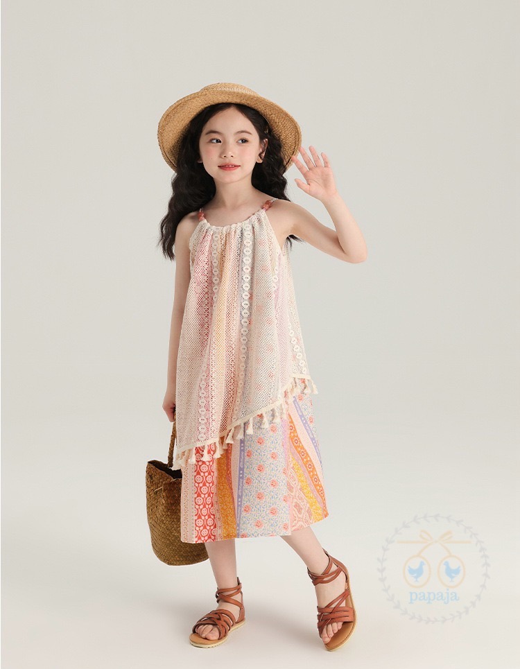 เดรสแขนกุดผ้าพิมพ์ลายสไตล์โบฮีเมียนหลากสี แต่งผ้าลูกไม้สีครีมด้านบน