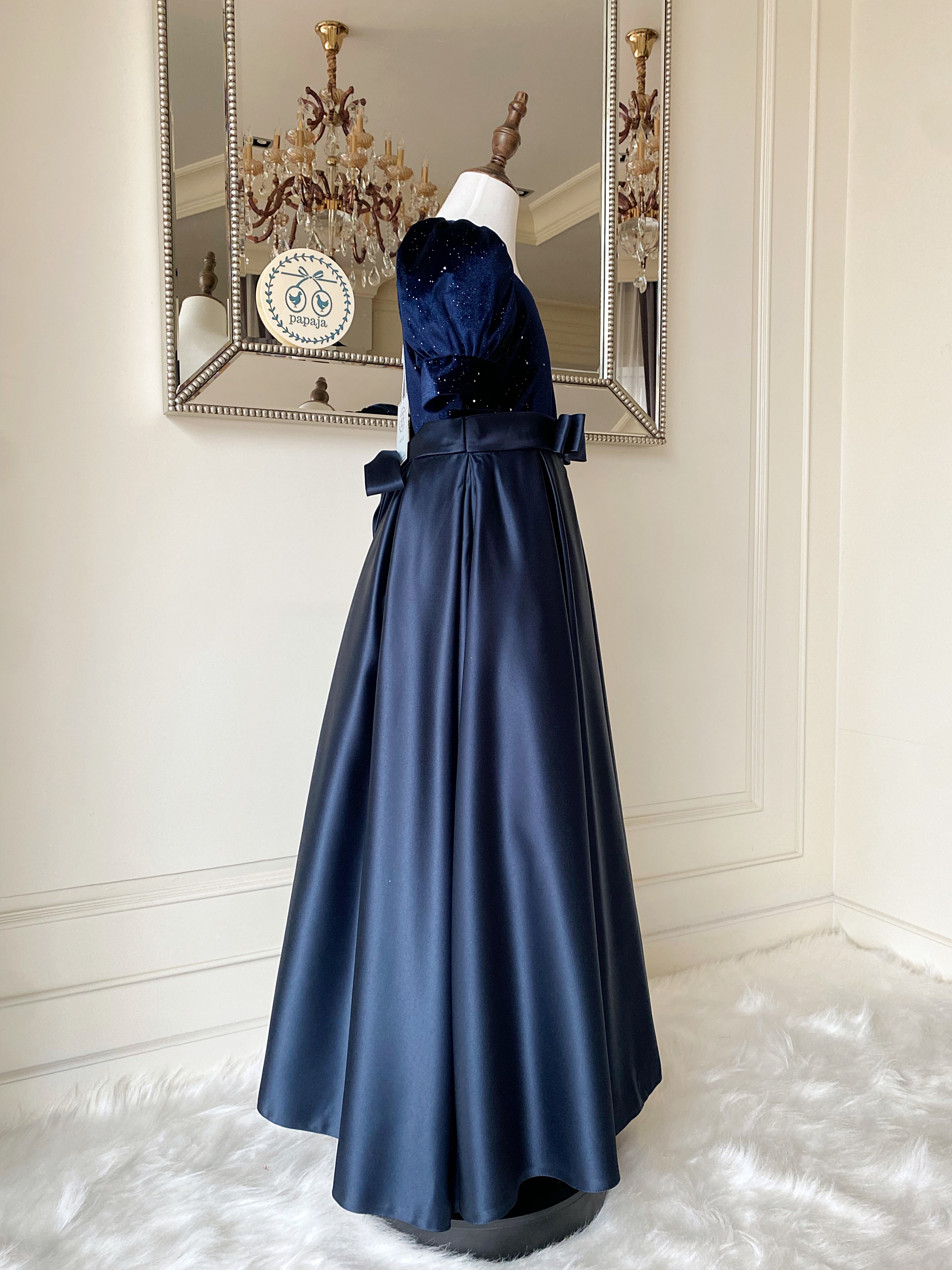 เดรสราตรียาวสีน้ำเงินกรมท่าแขนตุ๊กตา ดีเทลช่วงบนกำมะหยี่ตัดกับช่วงล่างผ้าซาติน