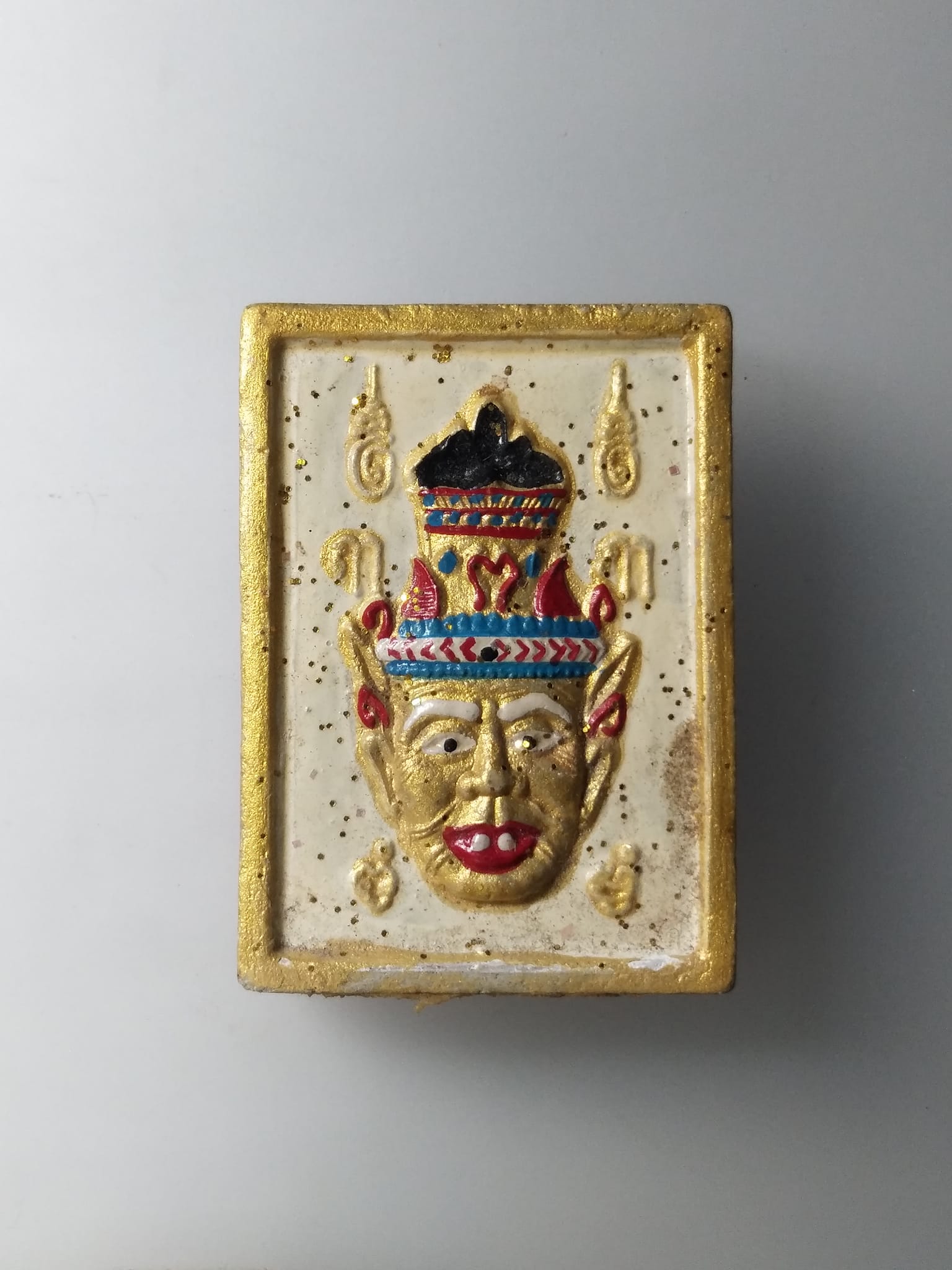 G594 พระผง เศียรพ่อแก่ฤาษีบรมครู หลังสาริกาคู่หางเกี้ยว ไม่ทราบที่