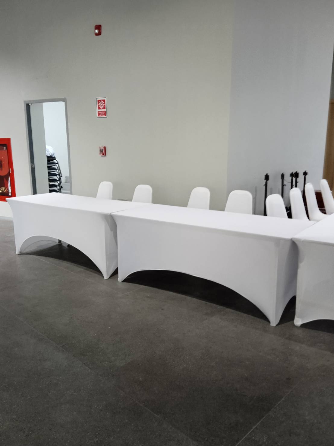 เช่าโต๊ะเหลี่ยมคลุมผ้าสีขาว ขนาด (W)75 x (L)180 x (H)75 cm. พร้อมเก้าอี้ 2 ตัวคลุมผ้า ผูกโบว์