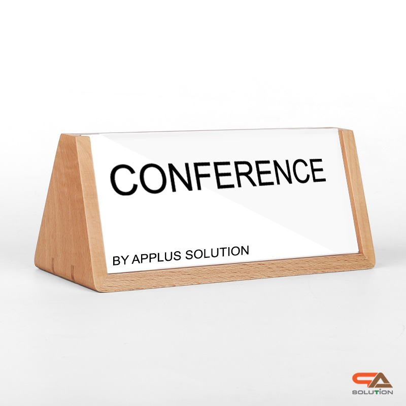 ป้ายชื่อตั้งโต๊ะไม้จริง ทรงสามเหลี่ยม ขนาด (W)20 x (H)8 ซม. ฐานไม้จริงสีบีช พร้อมอะคริลิคใส สอดงานพิมพ์ด้านบน โชว์งานพิมพ์2 ด้าน