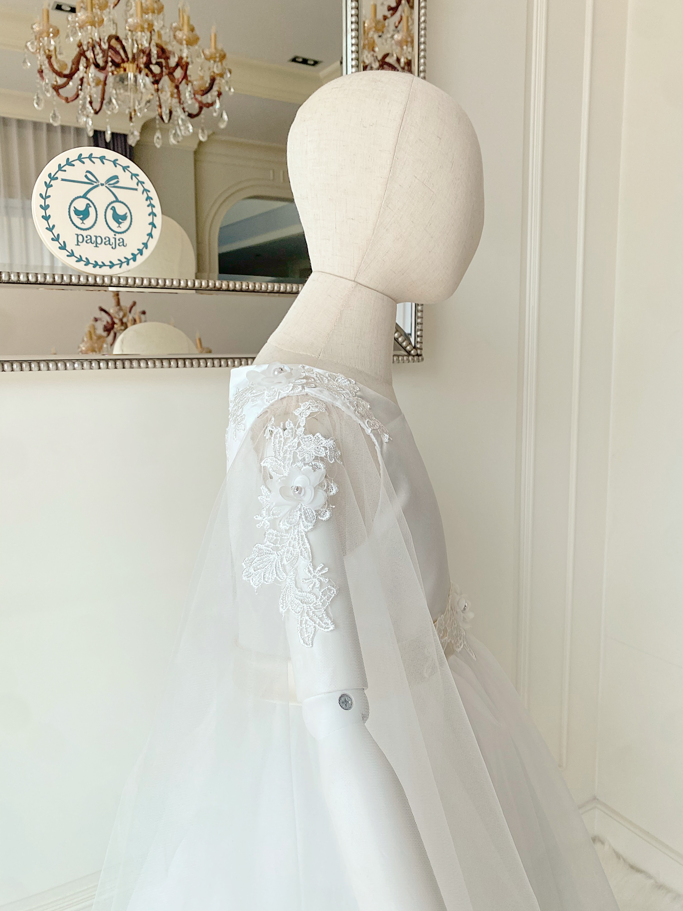 เดรสราตรีสั้นสีขาวออฟไวท์แขนกุด (งานไฮพรีเมี่ยม) ดีเทลประดับลูกไม้ที่หัวไหล่