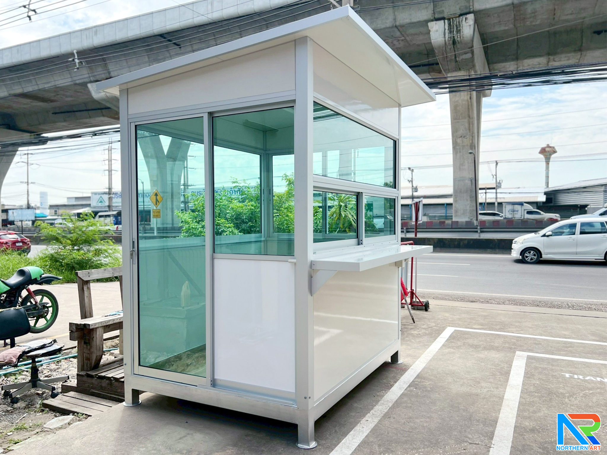 ป้อมยามสำเร็จรูป รุ่น ISOWALL ขนาด (W)1.50 x (L)2.00 X (H)2.40 ม.โครงสร้างเหล็ก ผนังISOWALL หนา 50 มม.กรอบประตู-หน้าต่าง อะลูมิเนียมสีเงิน