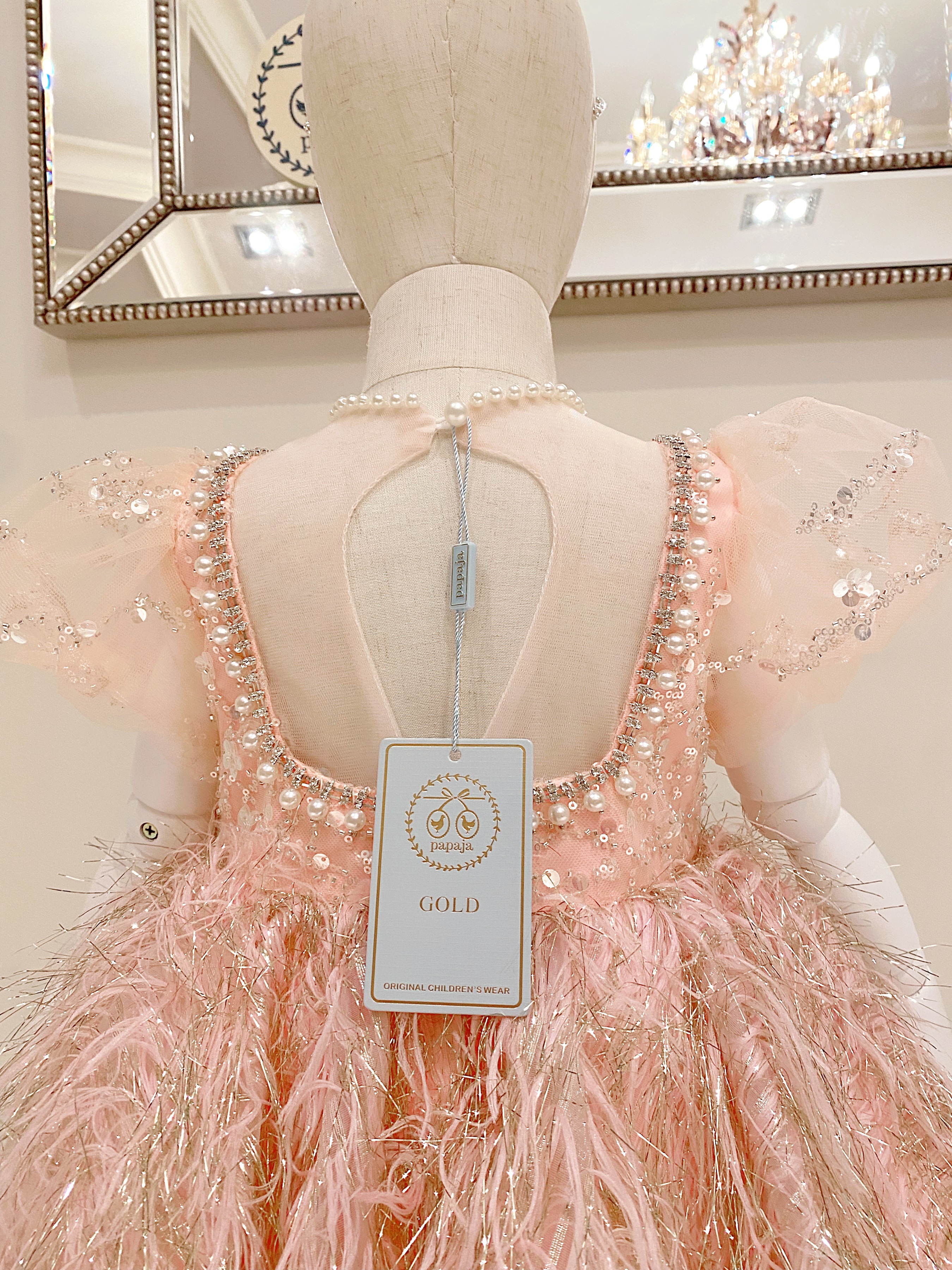 เดรสราตรีสั้นสีชมพูอ่อนแขนตุ๊กตา ดีเทลผ้า 3D ขนนกประดับไข่มุกรอบคอ