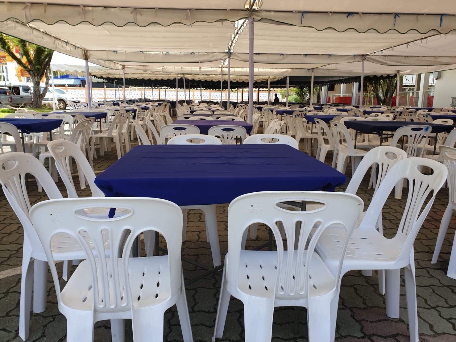 โต๊ะเหลี่่ยม1เมตร พร้อมเก้าอี้ (โต๊ะไม้) เหมาะสำหรับงานจัดเลี้ยงประเภทต่างๆ