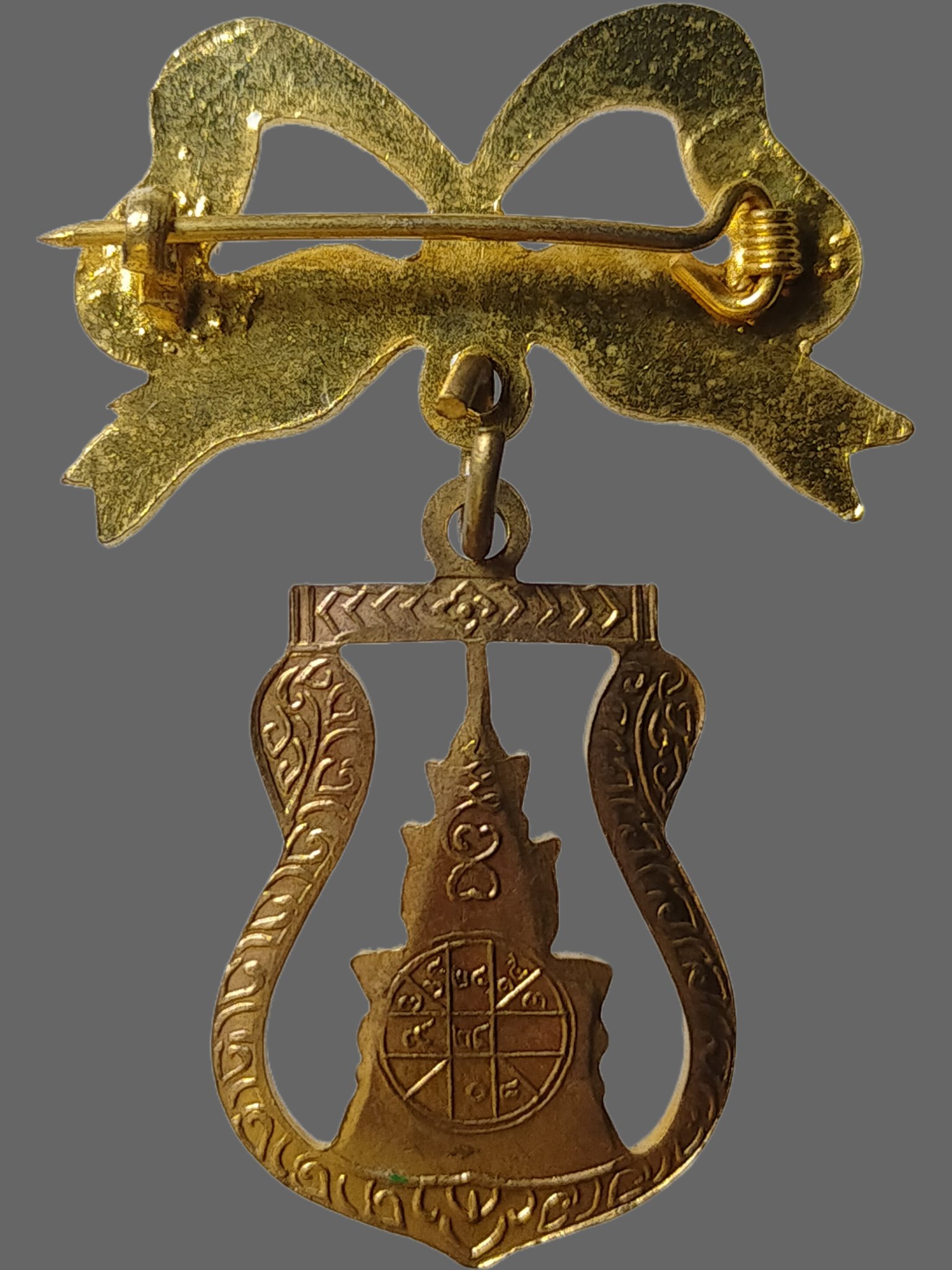 H563 เหรียญเสมาฉลุพระแก้วมรกต หลังยันต์ดวง เก่า ไม่ทราบที่