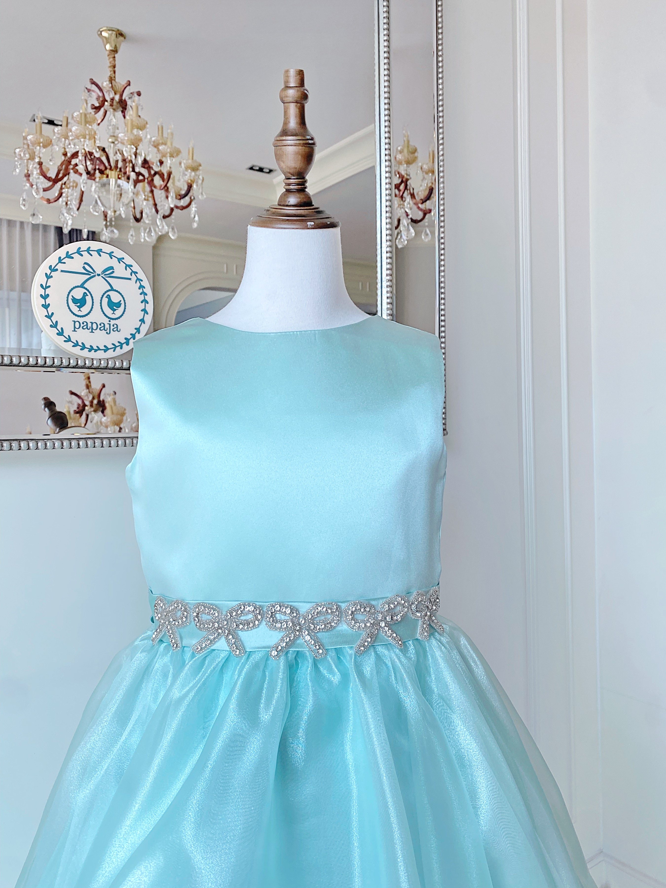 เดรสออกงานราตรียาวแขนกุด สีเขียวมิ้นท์พาสเทล (งานไฮพรีเมี่ยม) ดีเทลลายปักเพชรหนามเตยรูปริบบิ้นที่ช่วงเอว