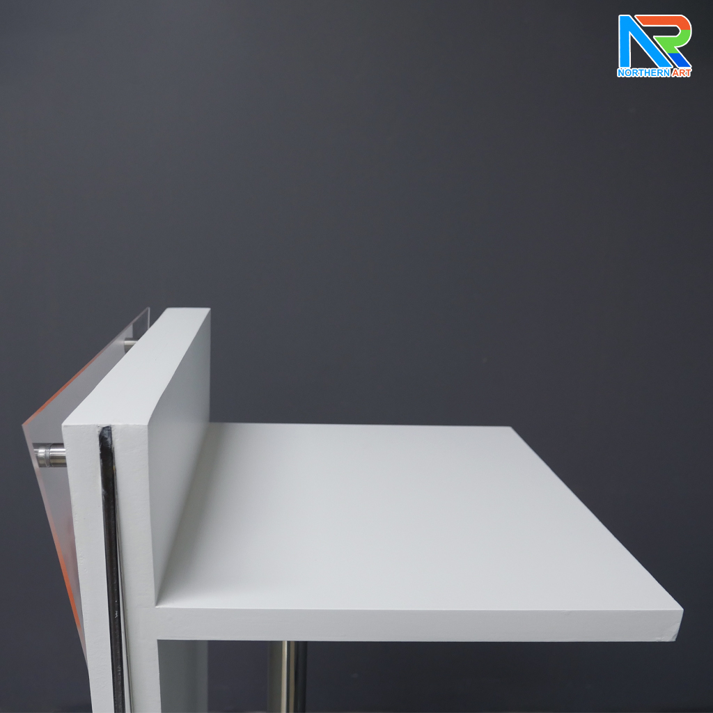 โพเดียมไม้สีขาว ทรงสามเหลี่ยม ขนาด (W) 45 x (L) 35 x (H) 120 cm. ด้านข้างอะคริลิคใส หนา 8 มม. ด้านหน้าอะคริลิคใส ติดหมุด สำหรับติดโลโก้