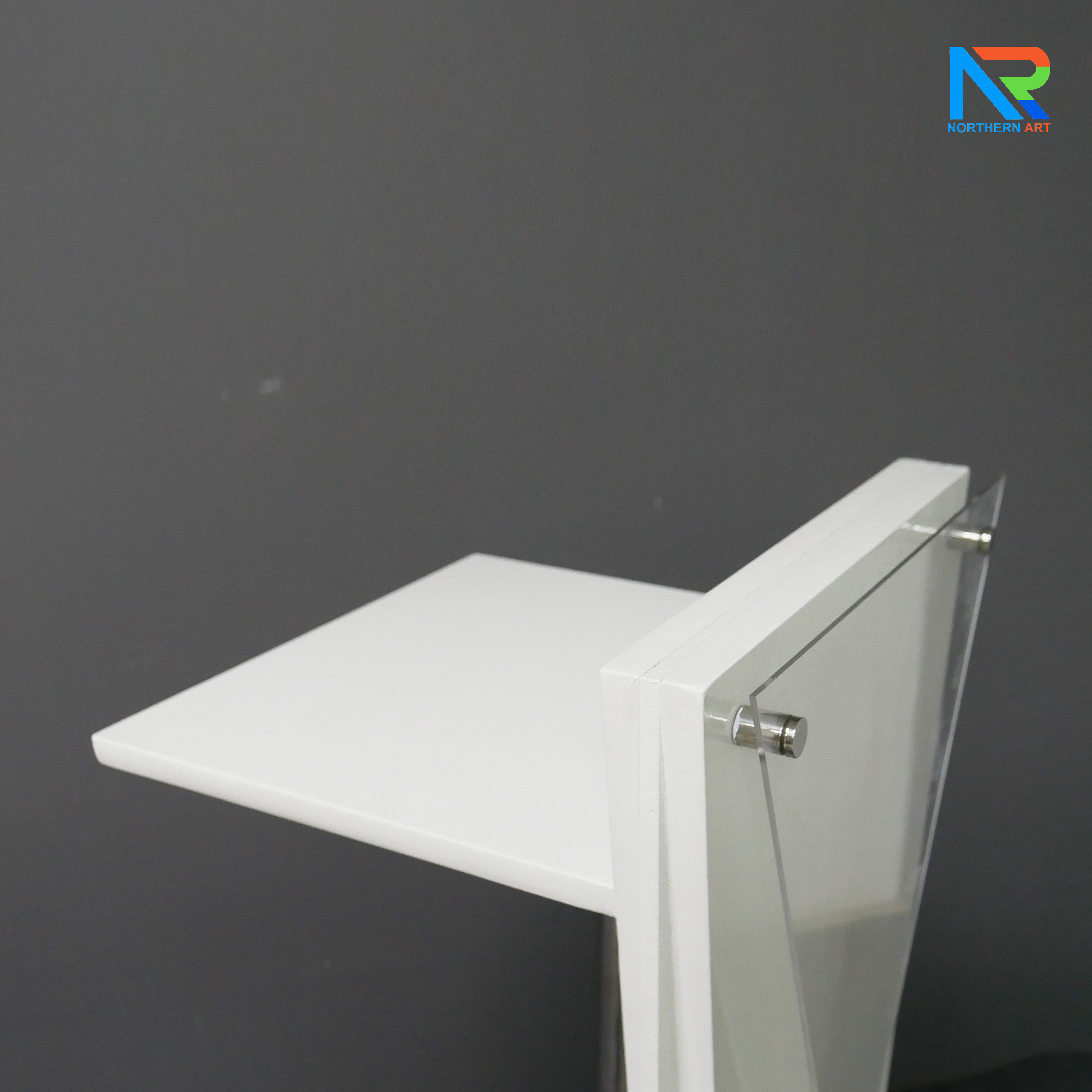 โพเดียมไม้สีขาว ทรงสามเหลี่ยม ขนาด (W) 45 x (L) 35 x (H) 120 cm. ด้านหน้าอะคริลิคใส ติดหมุด สำหรับติดโลโก้