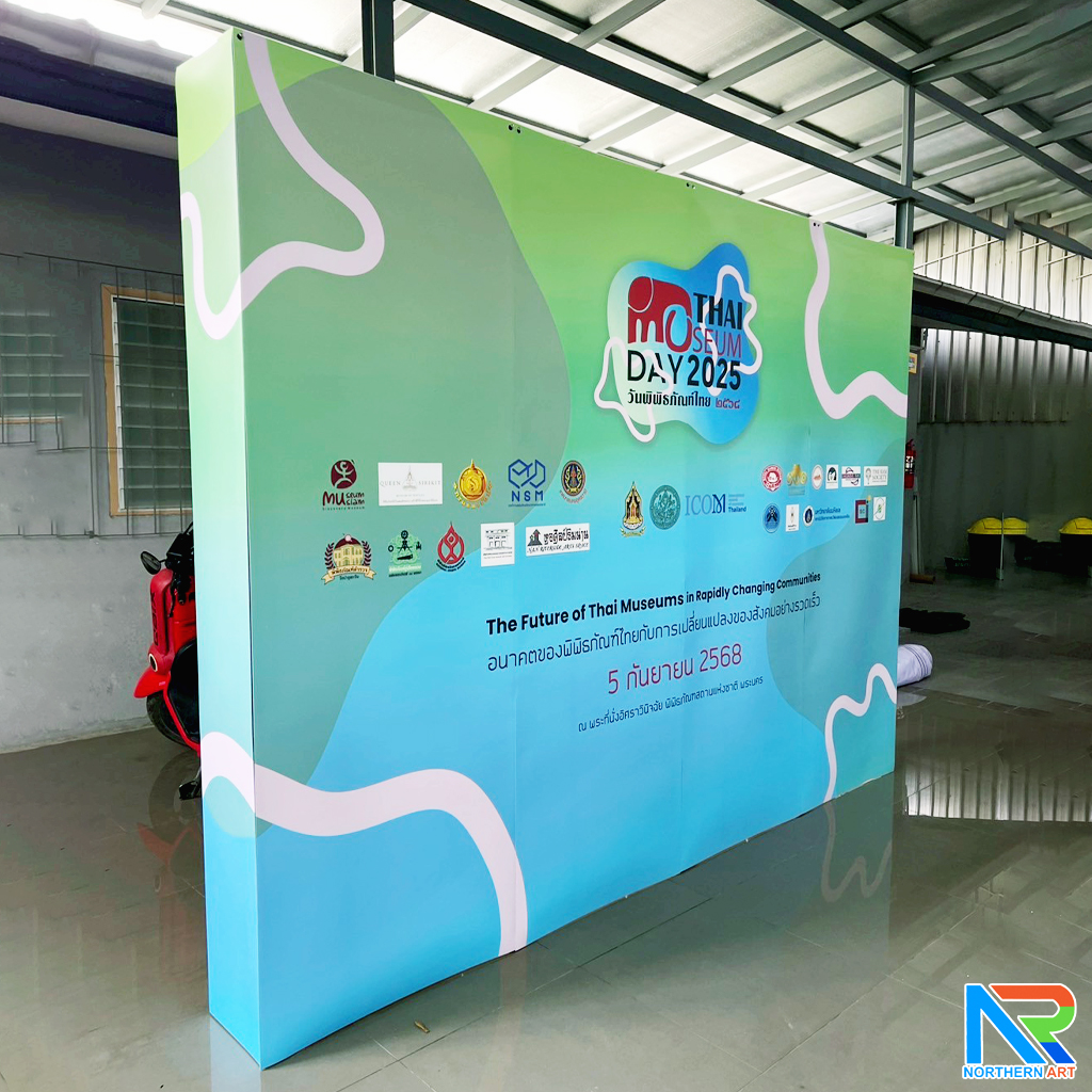 BACK DROP ฉากแบคดรอป รุ่นเหลี่ยม แบบตรง โครงอะลูมิเนียมพร้อมงานพิมพ์ + โคมไฟ 2 ชุด และกระเป๋าล้อลาก 1 ใบ