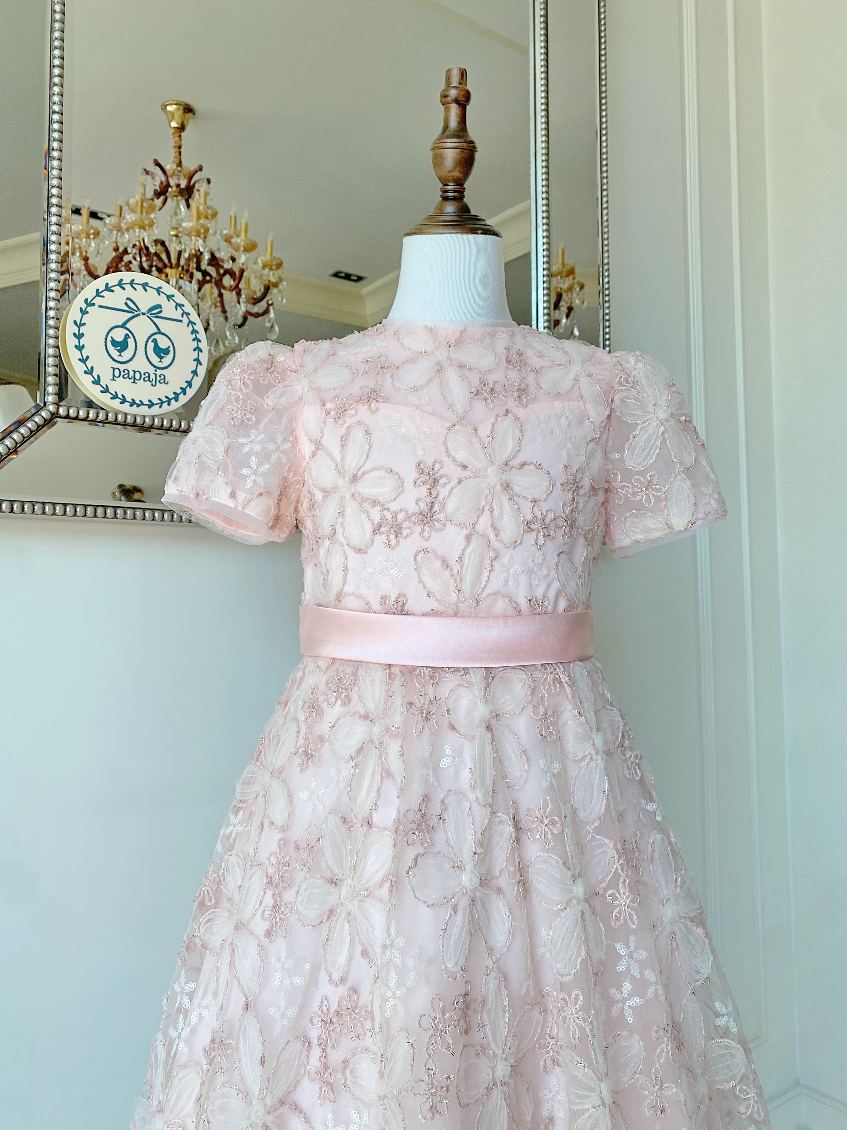 เดรสออกงานราตรียาวแขนตุ๊กตา (งานไฮพรีเมี่ยม) ผ้าลูกไม้ฉลุโทนสีชมพูอ่อน ลุคผู้ดี สวยคลาสสิค