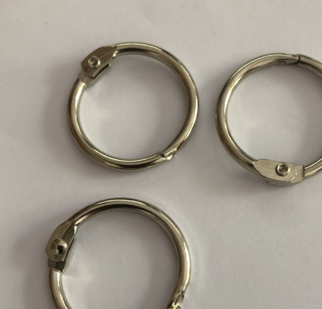 ห่วงสแตนเลส สีเงิน ขนาด 30 mm. (วัดนอก) 25 mm. ใช้เป็นห่วงใส่เอกสาร ห่วงแฟ้ม ห่วงเมนู