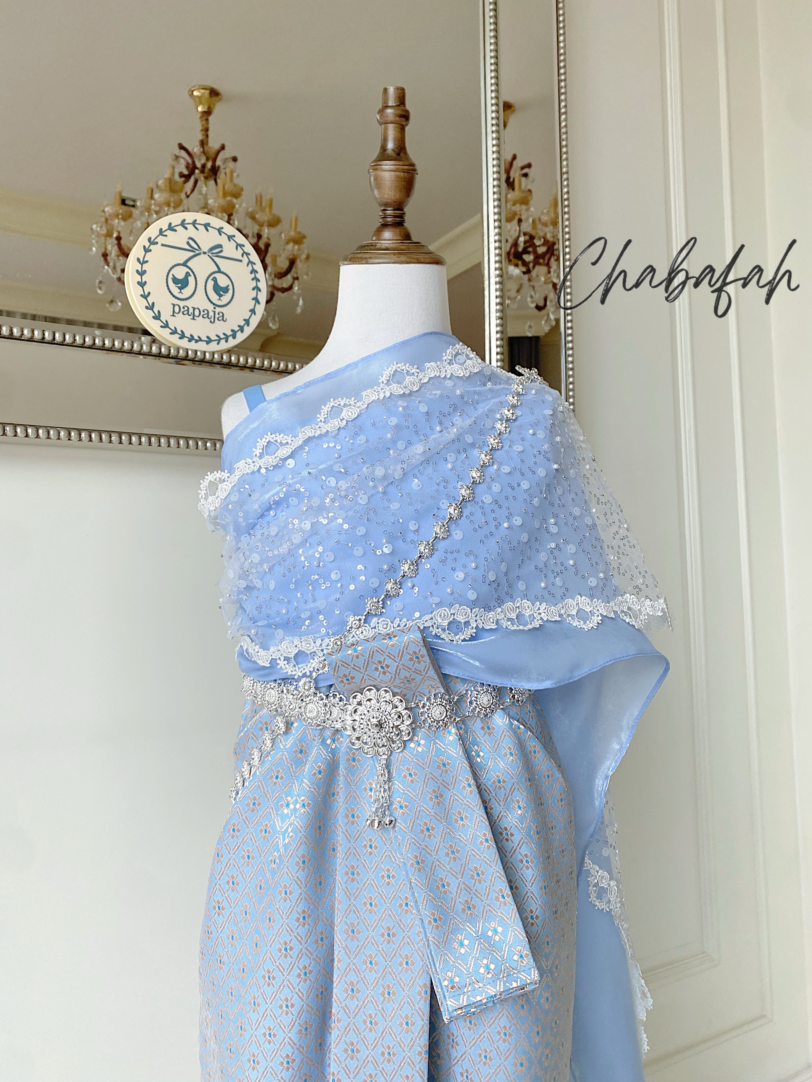 เดรสชุดไทยสไบเฉียง สีฟ้าพาสเทล แบรนด์ Chabafah พร้อมเครื่องประดับ 3 ชิ้น