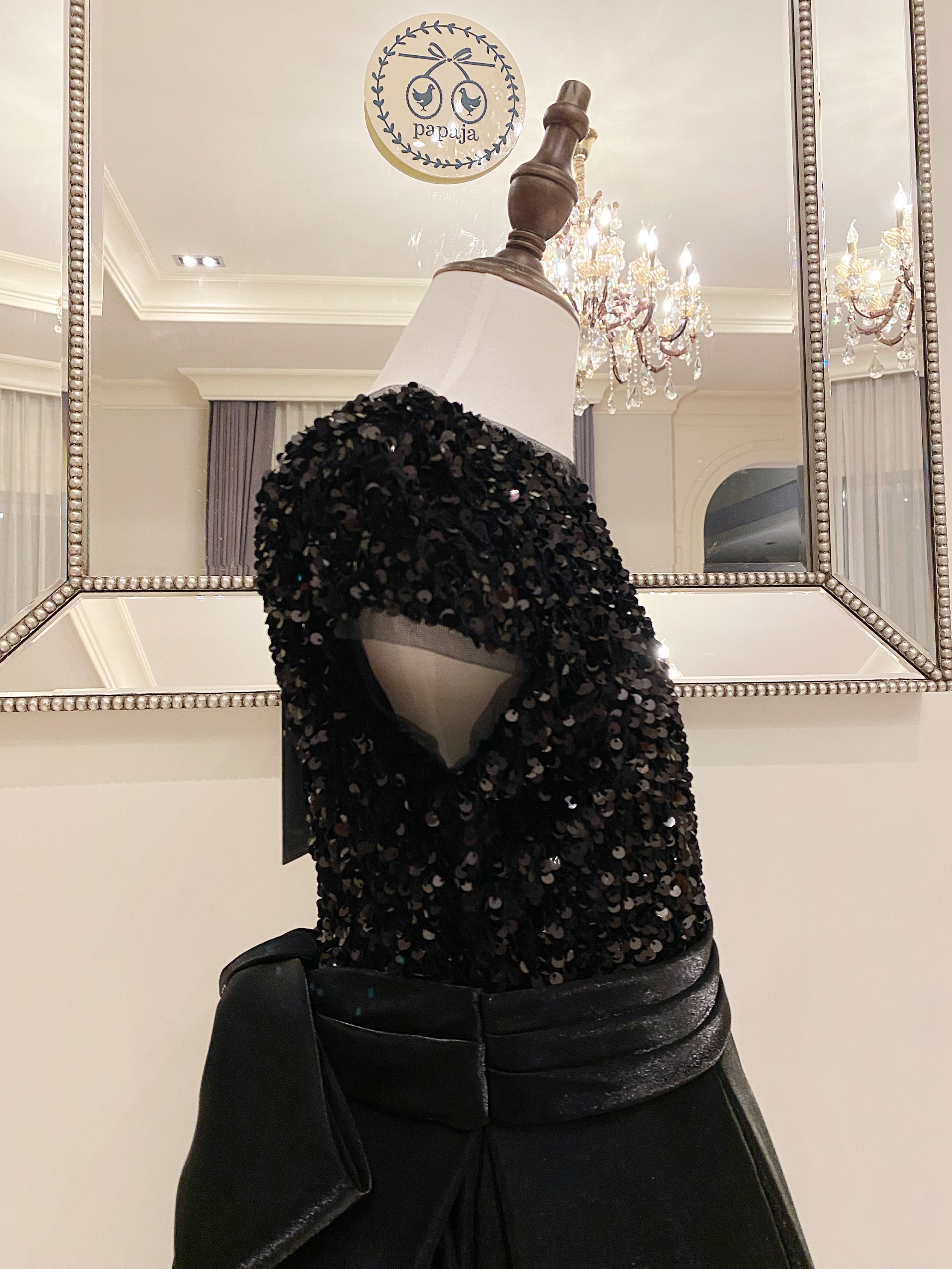 เดรสราตรียาวสีดำแขนล้ำ (งานไฮพรีเมี่ยม) ดีเทลปักเลื่อมด้านบน ช่วงกระโปรงผ้าดัสเชสเนื้อเงา ผ้าสวยมาก