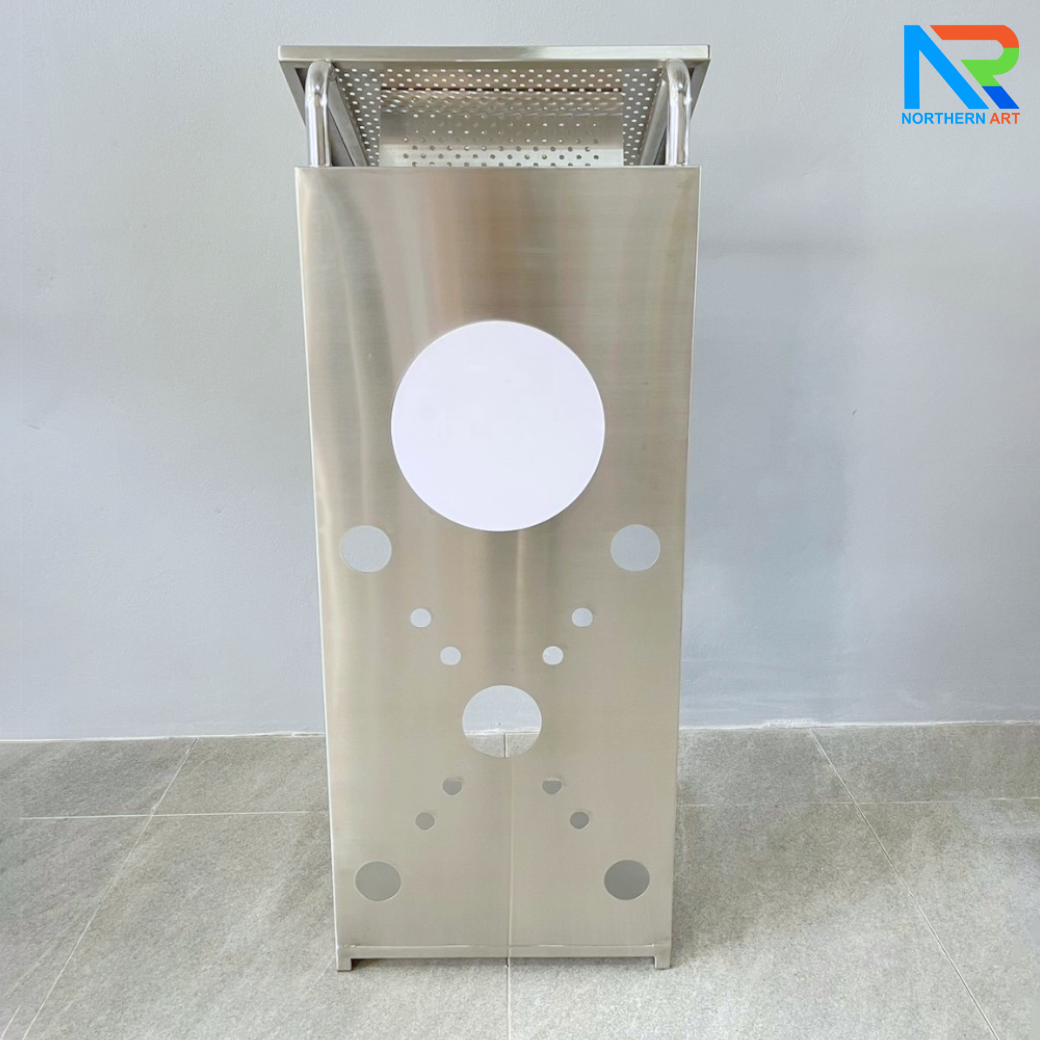 โพเดียมสแตนเลส ST-04 ขนาด (W) 50 x (L) 40 x (H) 116 ซม. ตกแต่งฉลุลายด้านหน้า สแตนเลสเกรด304 ไม่เป็นสนิม แข็งแรง มั่นคง