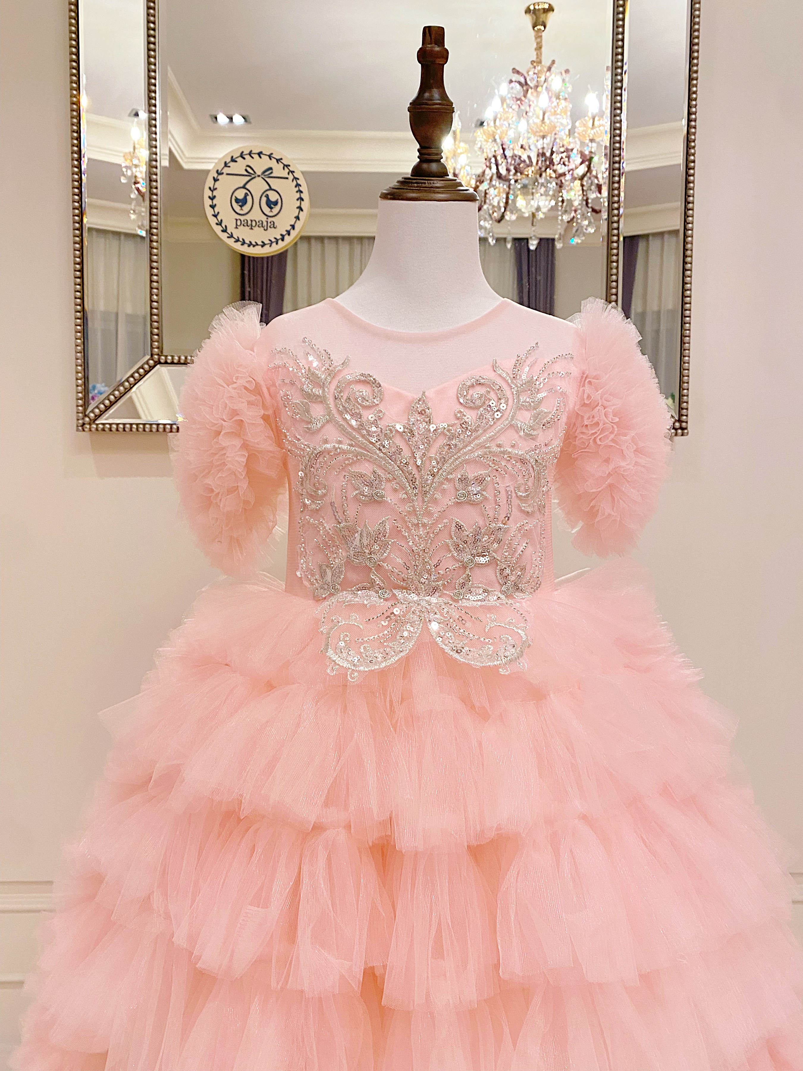 เดรสออกงานราตรียาวสีชมพูหวาน (งานไฮพรีเมี่ยม) ดีเทลปักเลื่อมช่วงอก กระโปรงแต่งระบายหลายชั้น