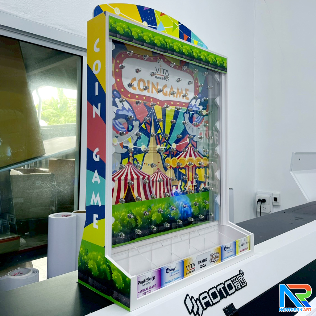 เกมส์หย่อนเหรียญตั้งโต๊ะ ขนาด (W)50 X (D)20 X (H)75 cm. พร้อมเหรียญพลาสติกคละสี 10 เหรียญ