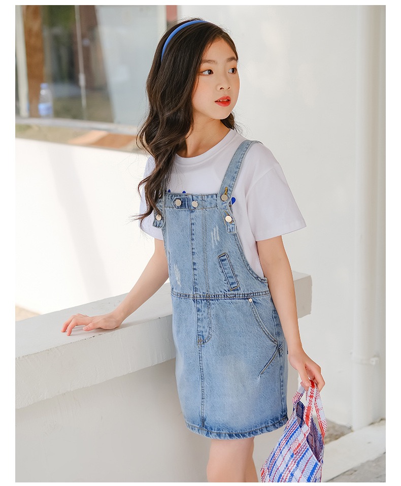 เซตเอี๊ยมยีนส์ทรงคลาสสิคพร้อมเสื้อยืดแขนสั้นสีขาว